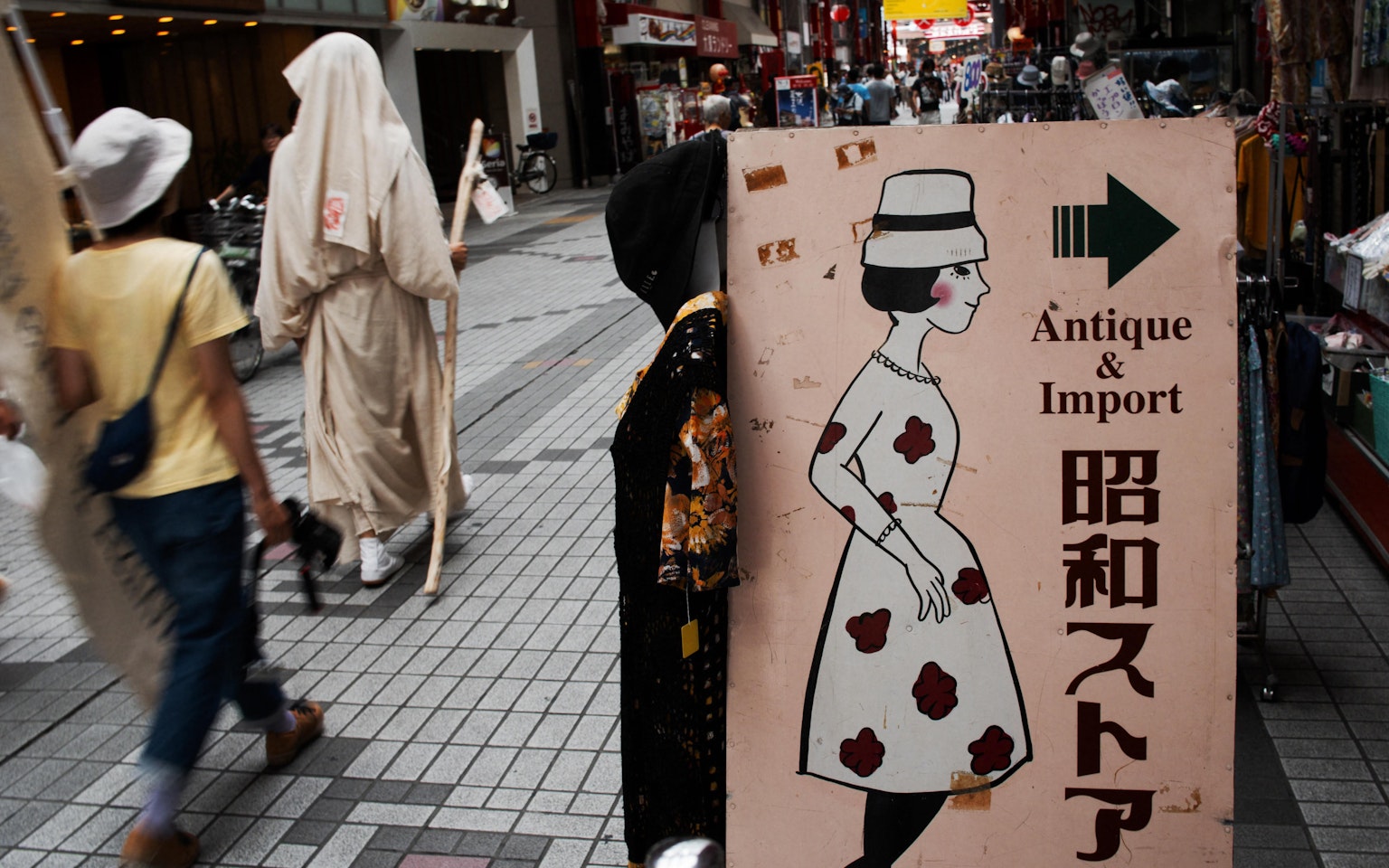 Insegna in stile vintage con persone che camminano per strada