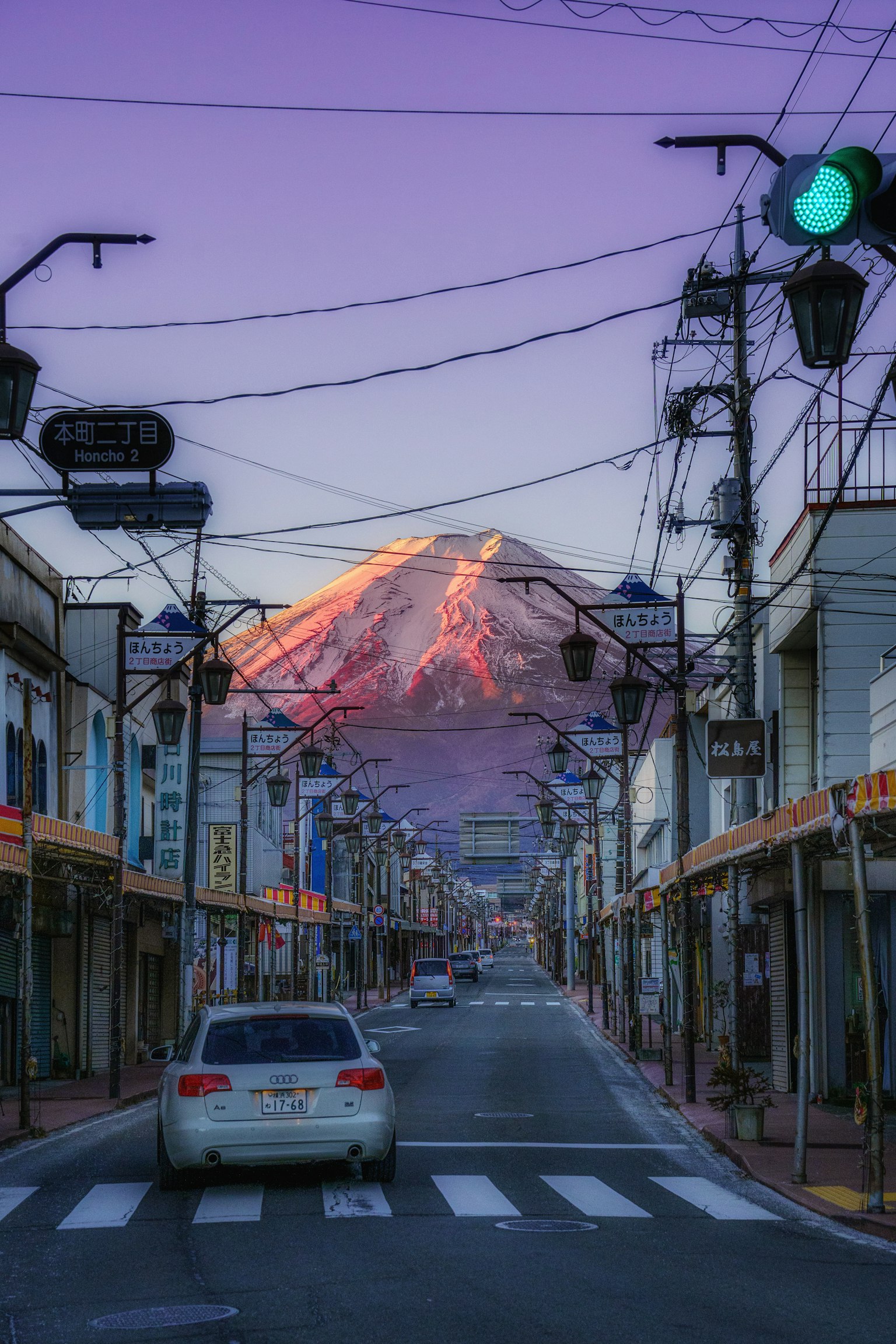 Ruhige Straßenszene mit dem Fuji im Hintergrund