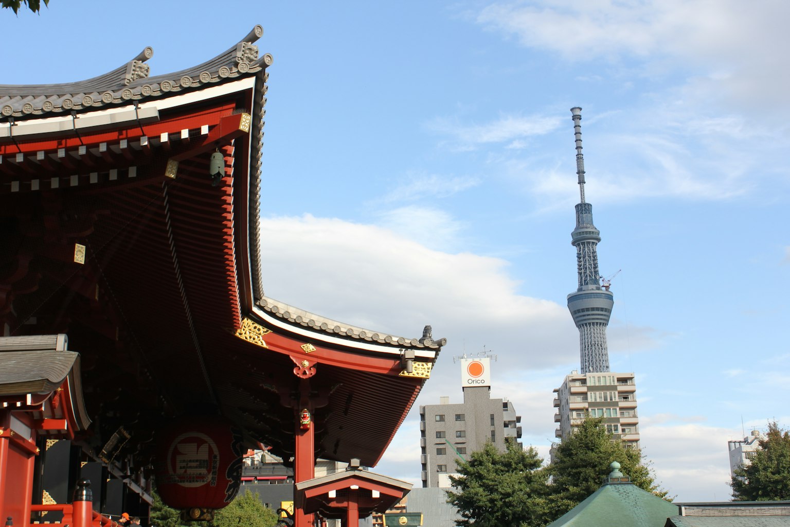 淺草寺屋頂與東京晴空塔的景觀