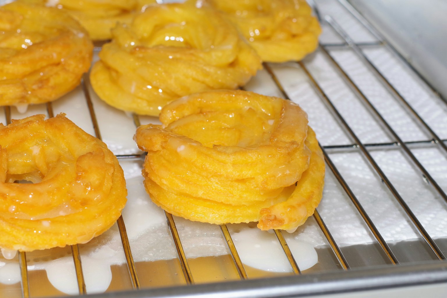 Pâtisseries sucrées fraîchement cuites disposées sur une grille de refroidissement