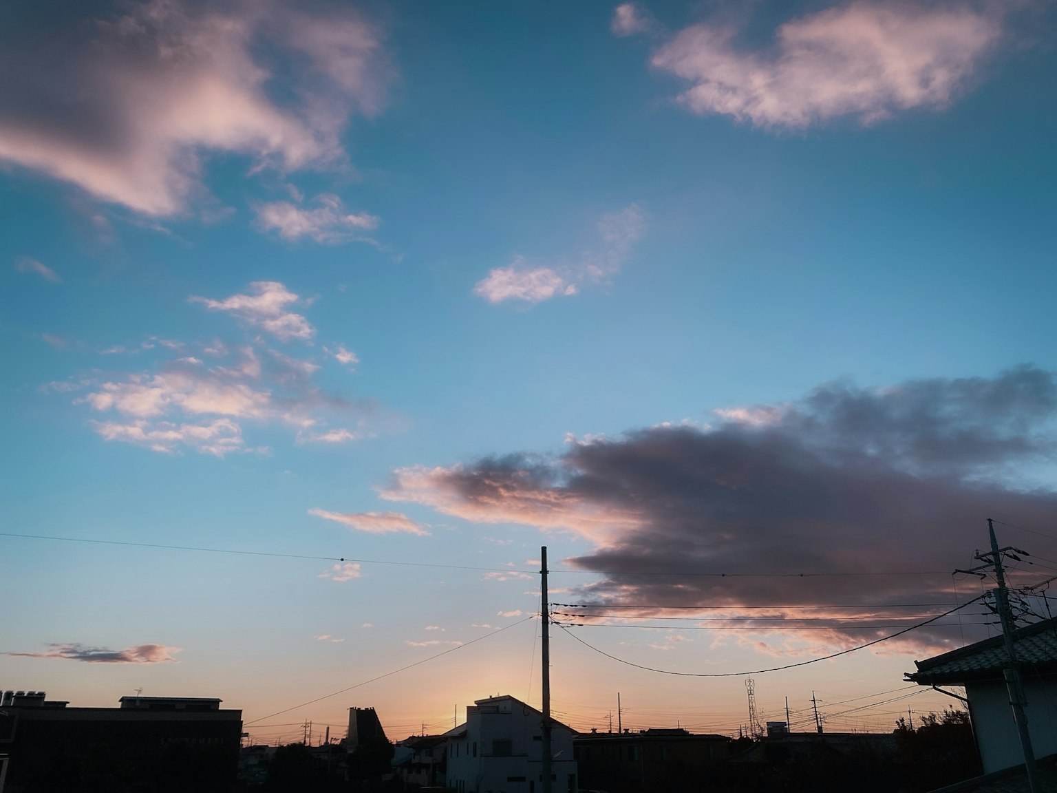 Vista panoramica di un cielo blu con nuvole al tramonto
