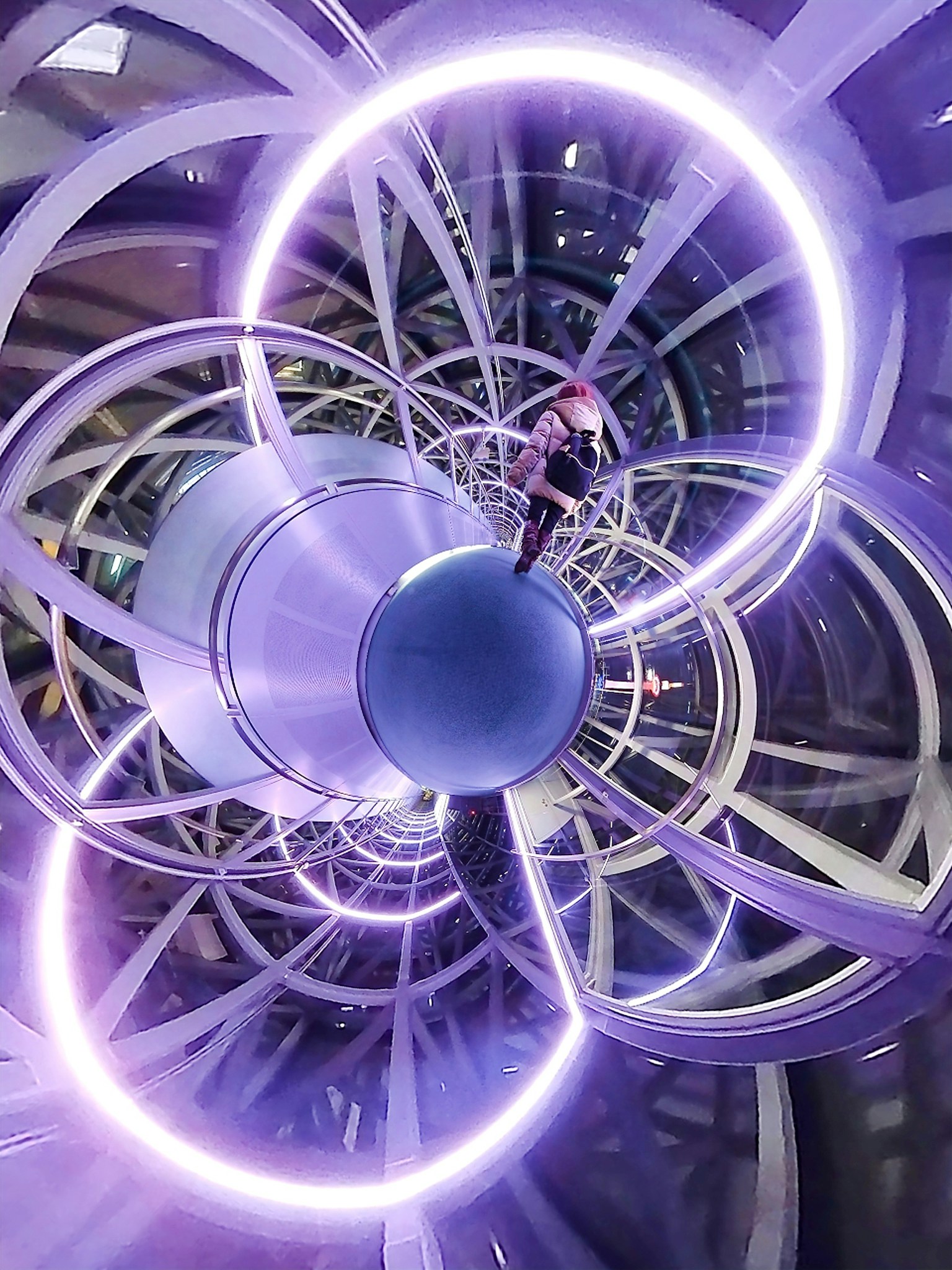 Design futuriste avec des structures circulaires entrecroisées et un éclairage violet