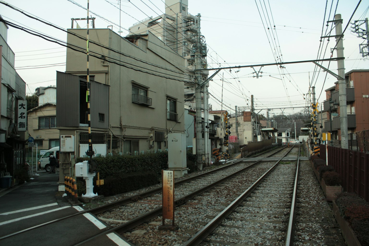 Paisaje urbano con vías de tren y edificios circundantes