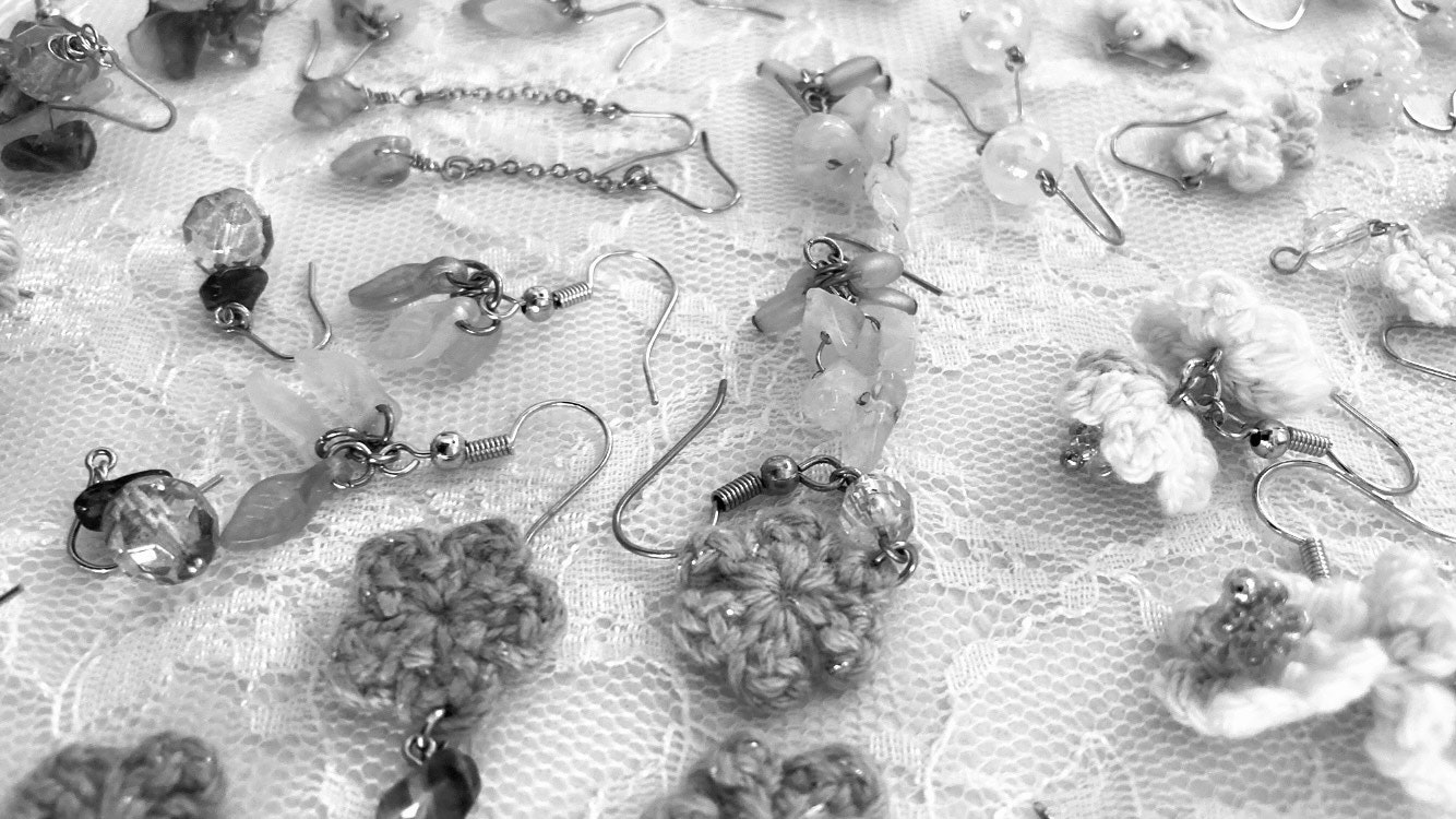 bông tai handmade được xếp trên vải ren hình