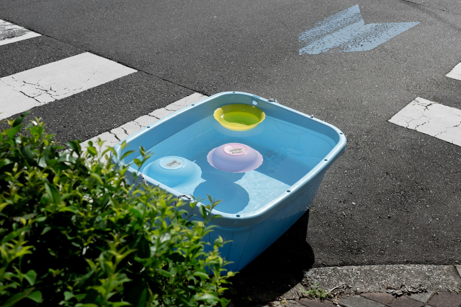 Bac bleu rempli d'eau avec des ballons colorés flottants