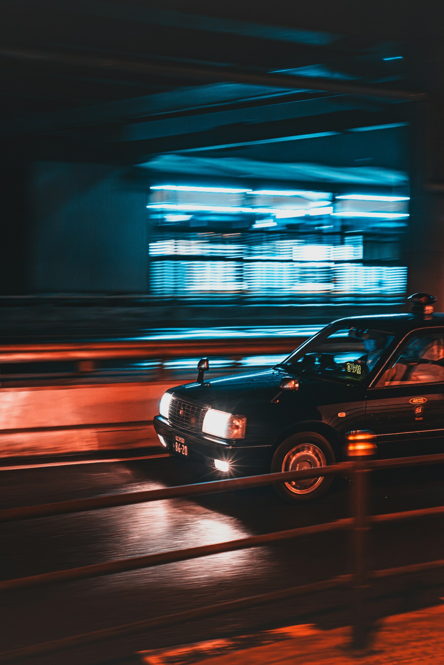 夜晚城市中移动的出租车，蓝色和橙色光线交错