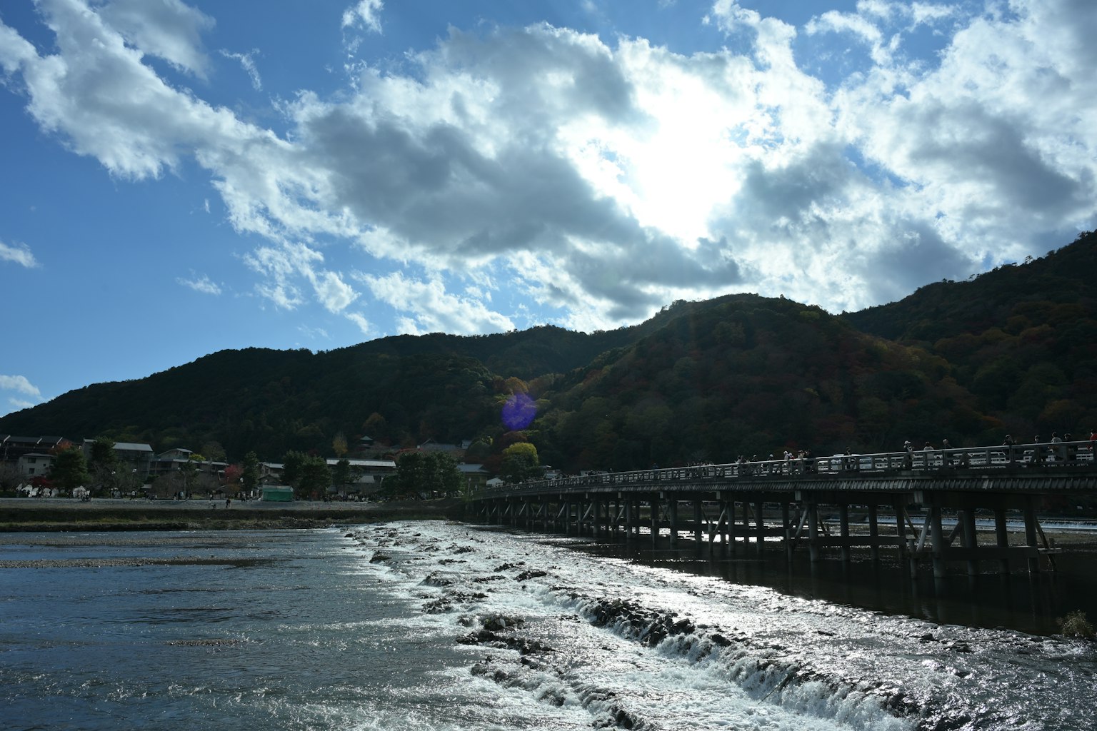 海岸風景與山脈和藍天中的雲