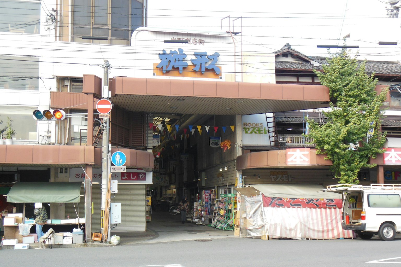 Pintu ke arcade pasar di area komersial