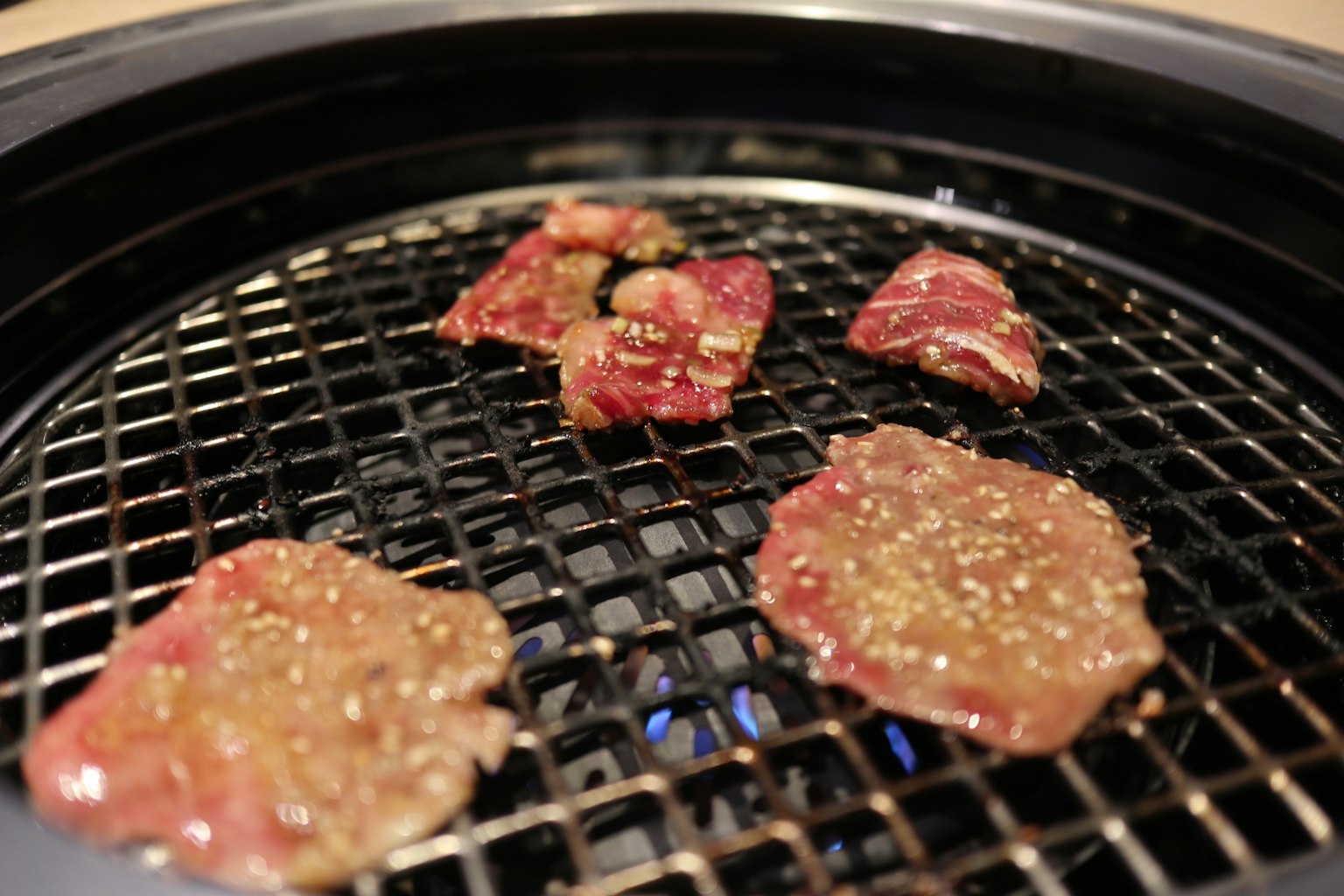 醃製肉片在烤架上烤制