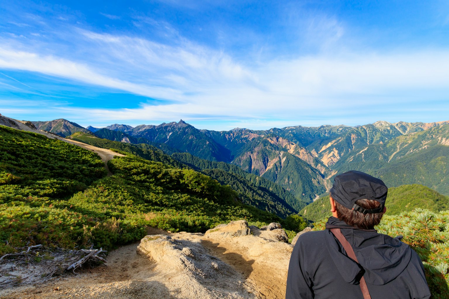 Persona che osserva un paesaggio montano