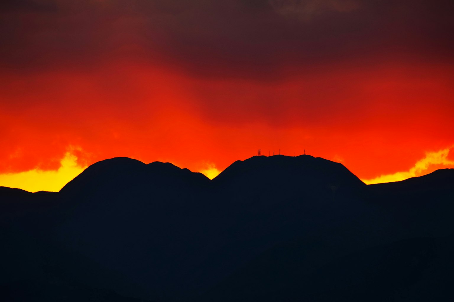 赤い夕焼けの空のシルエットに映える山々