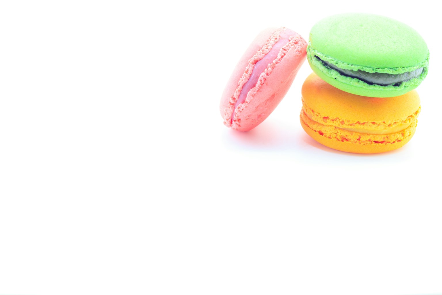 Macaron nhiều màu sắc xếp chồng lên nhau trên nền trắng