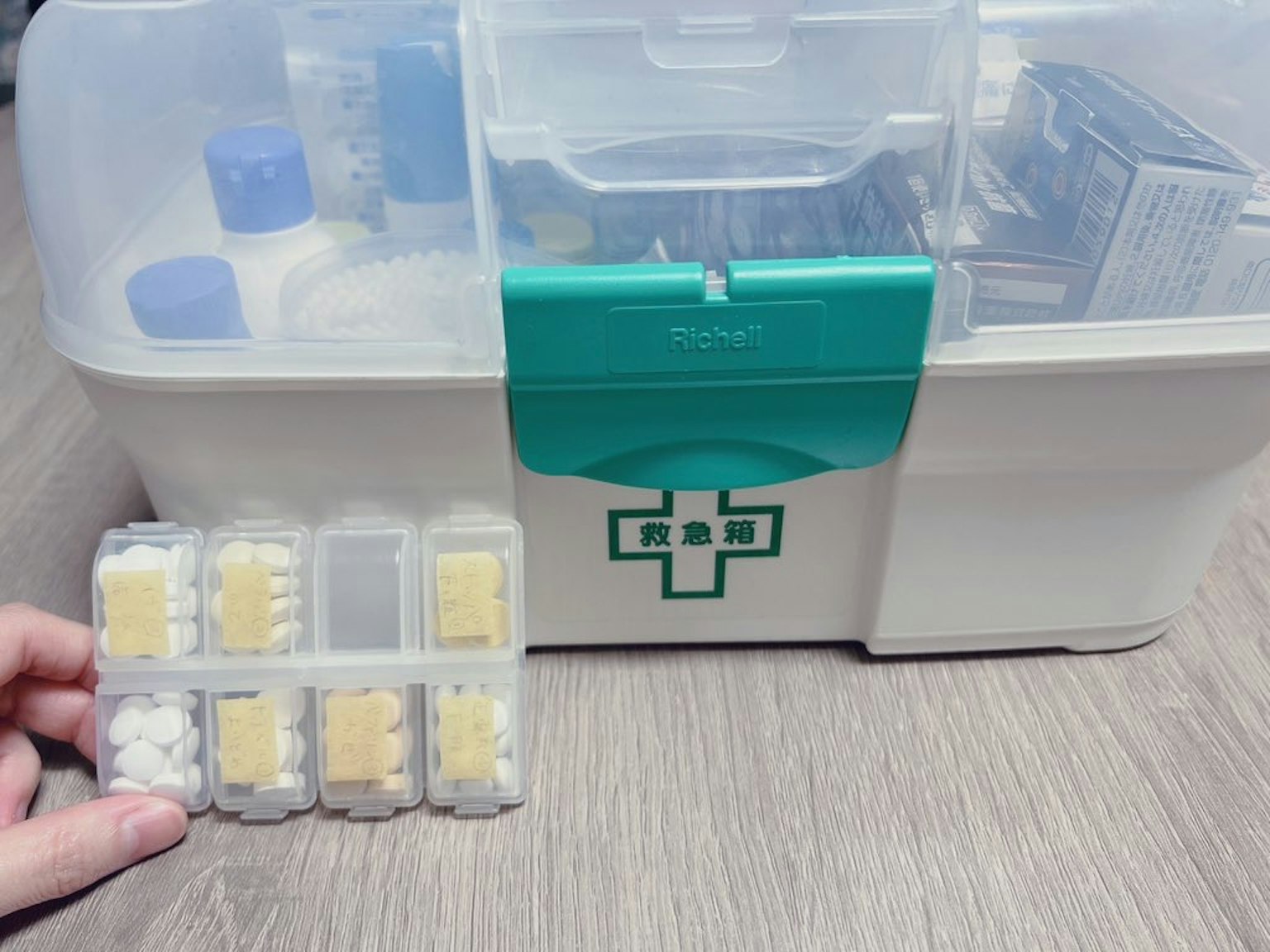 Bild eines Erste-Hilfe-Kits mit einem Pillenorganisator