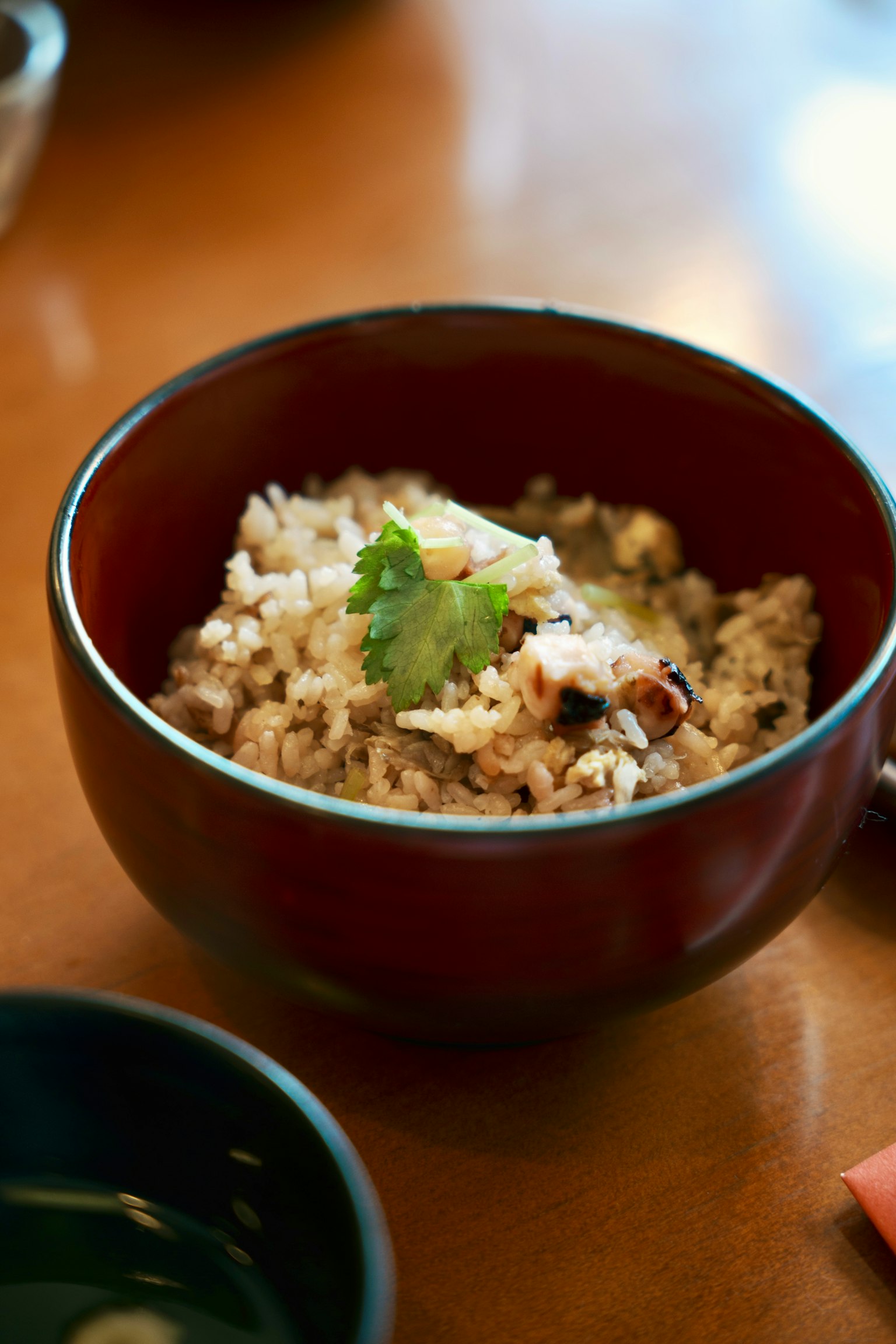 Eine Schüssel Risotto-Reis mit Kräutern in einer roten Schüssel