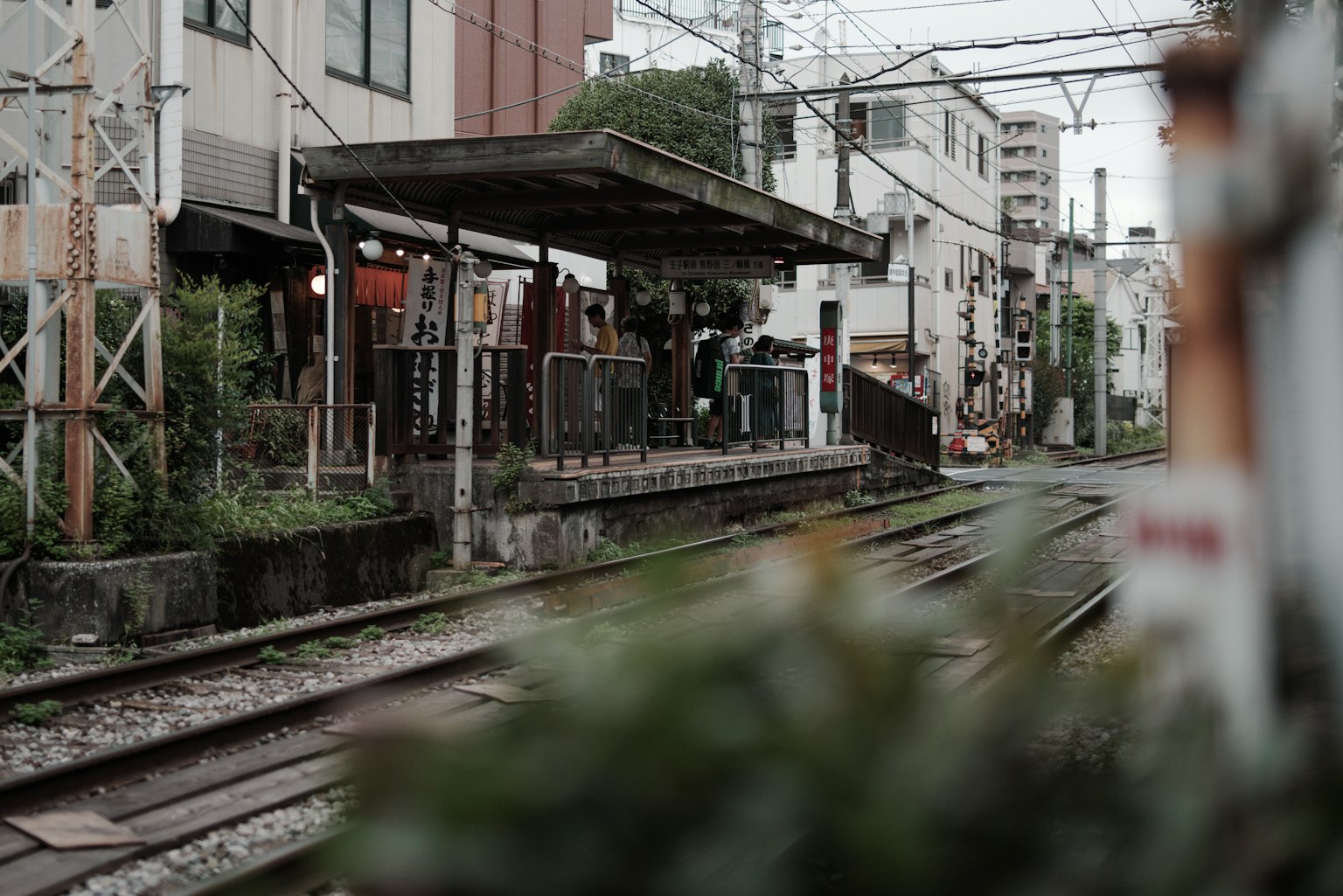 安静的车站平台和铁路