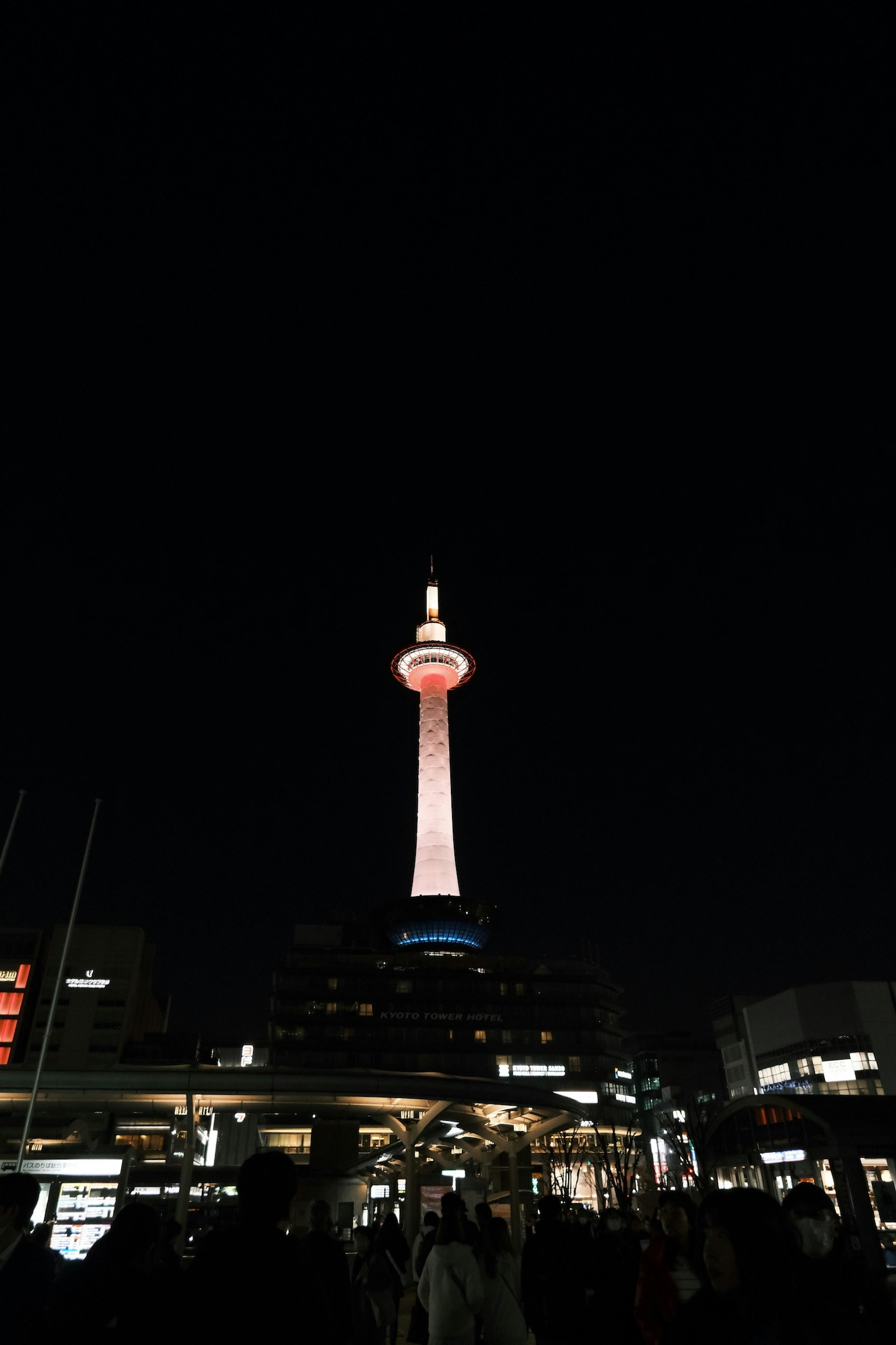 Bella illuminazione della Kyoto Tower di notte con lo scenario urbano circostante