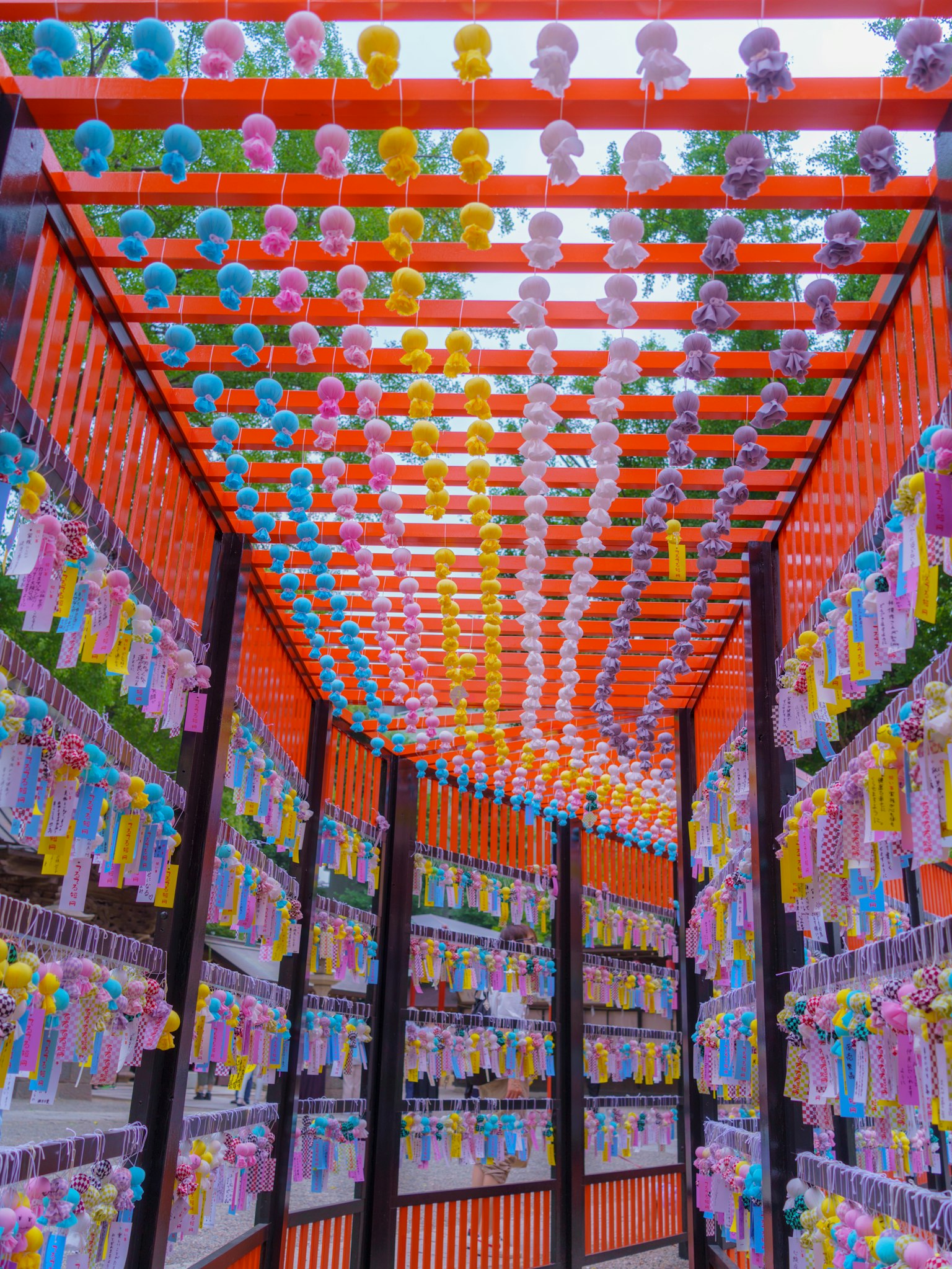 Espacio interior colorido con decoraciones colgantes vigas rojas y colores vibrantes