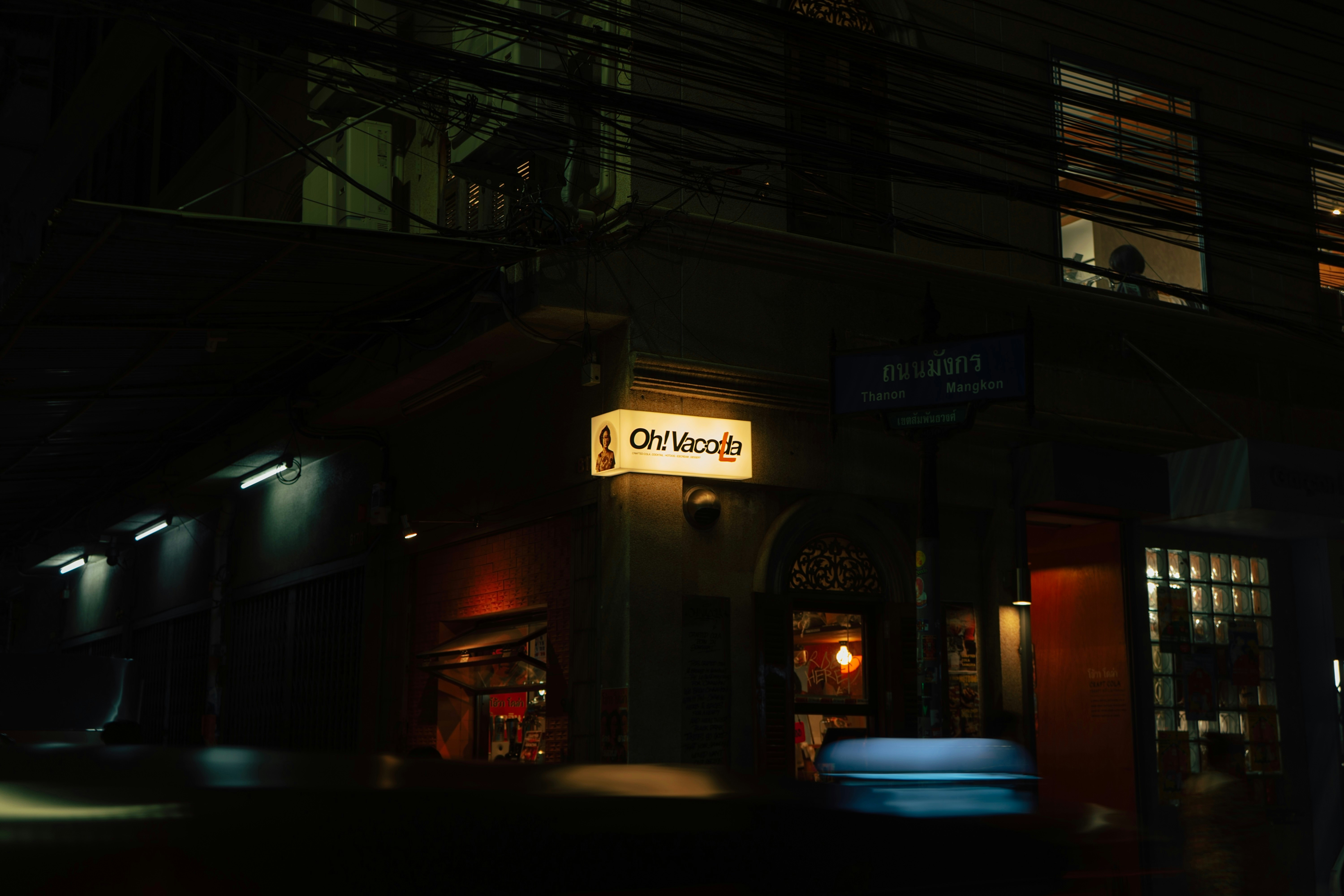 夜の路地にある看板と店先の光
