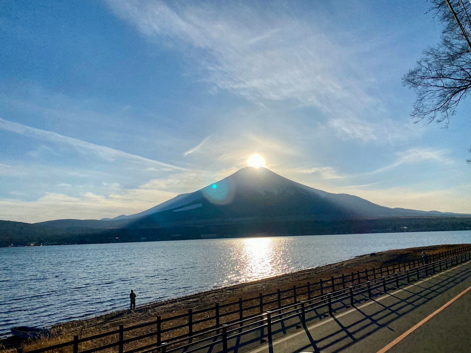 Malersicher Blick auf den Fuji mit See-Reflexion Sonne an der Spitze