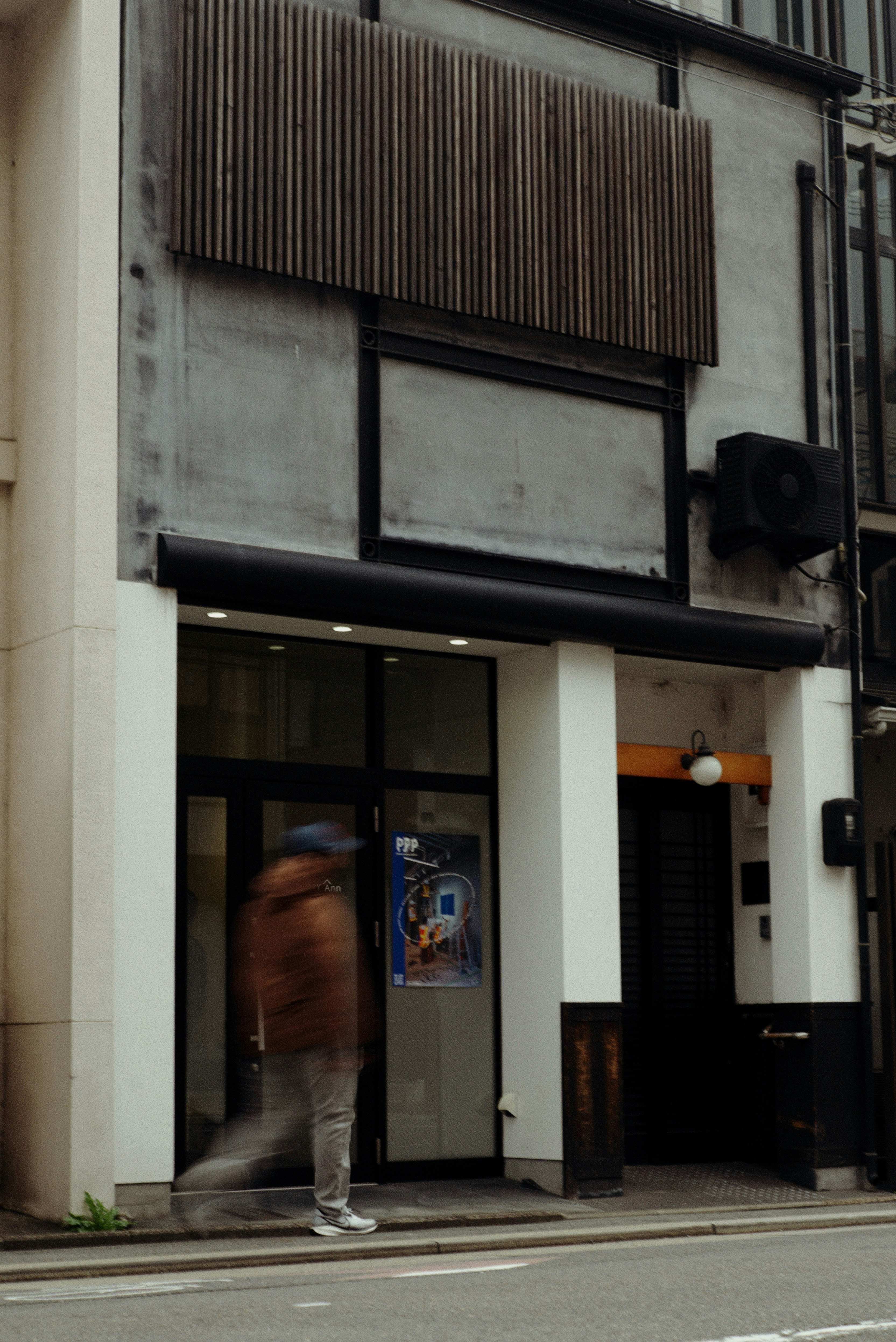 京都の路地に面した店舗の入口と看板のある外観