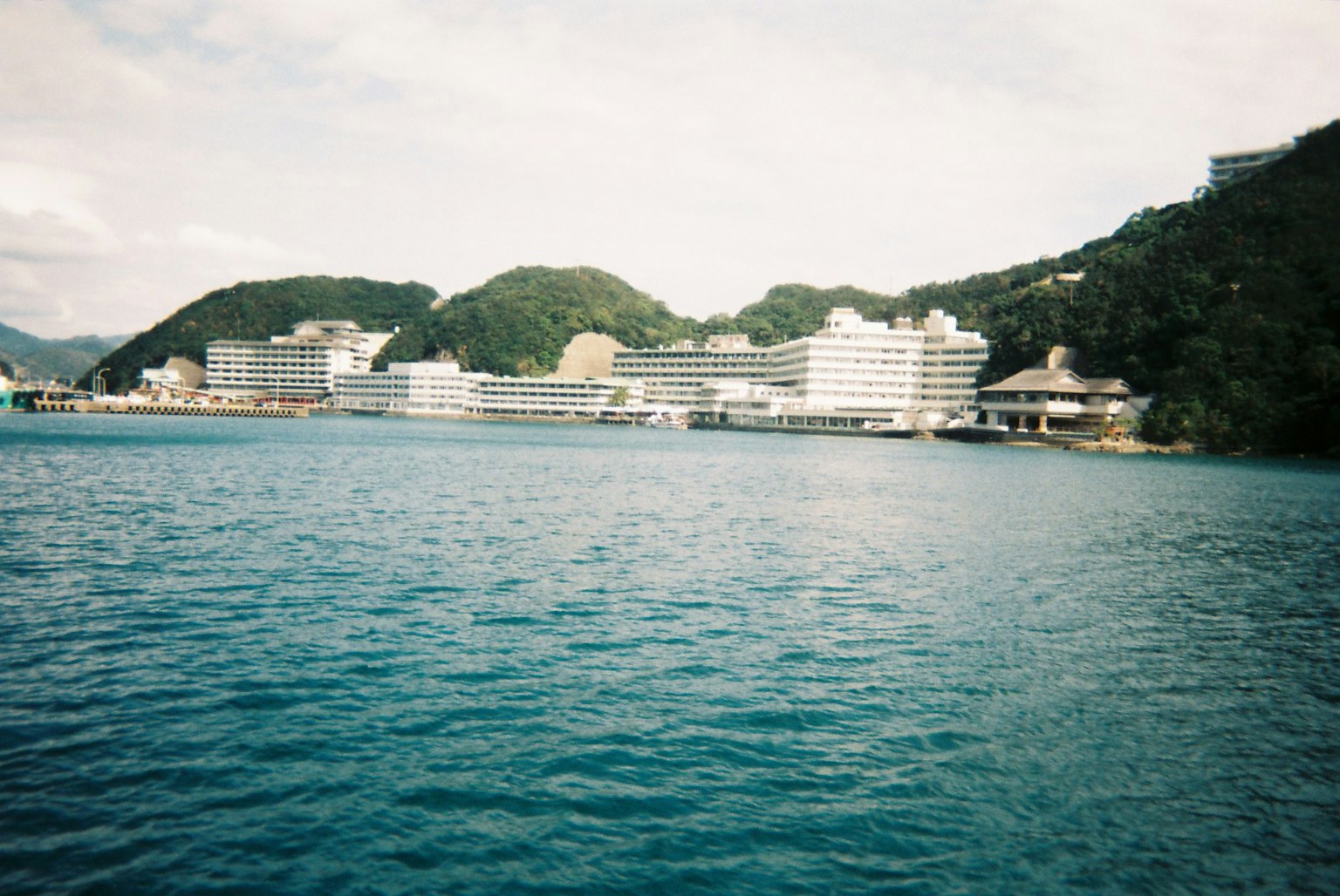 海岸风景，现代建筑和绿色山丘