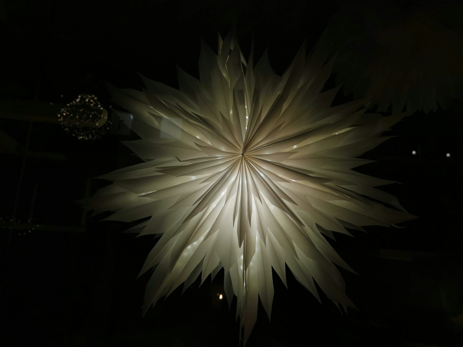 Bella lampada a forma di stella illuminata su uno sfondo scuro