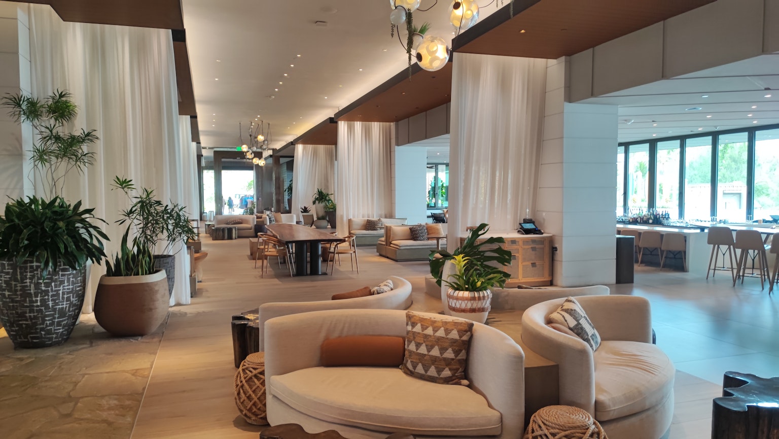 Khu vực sinh hoạt sang trọng với nội thất hiện đại và ánh sáng tự nhiên