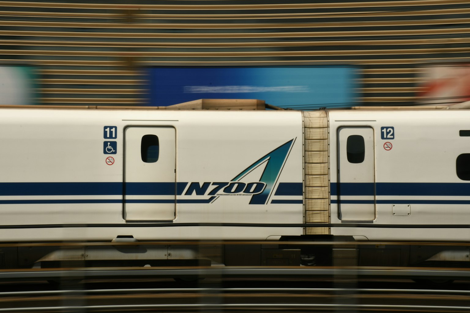 Tren Shinkansen N700 pasando a alta velocidad