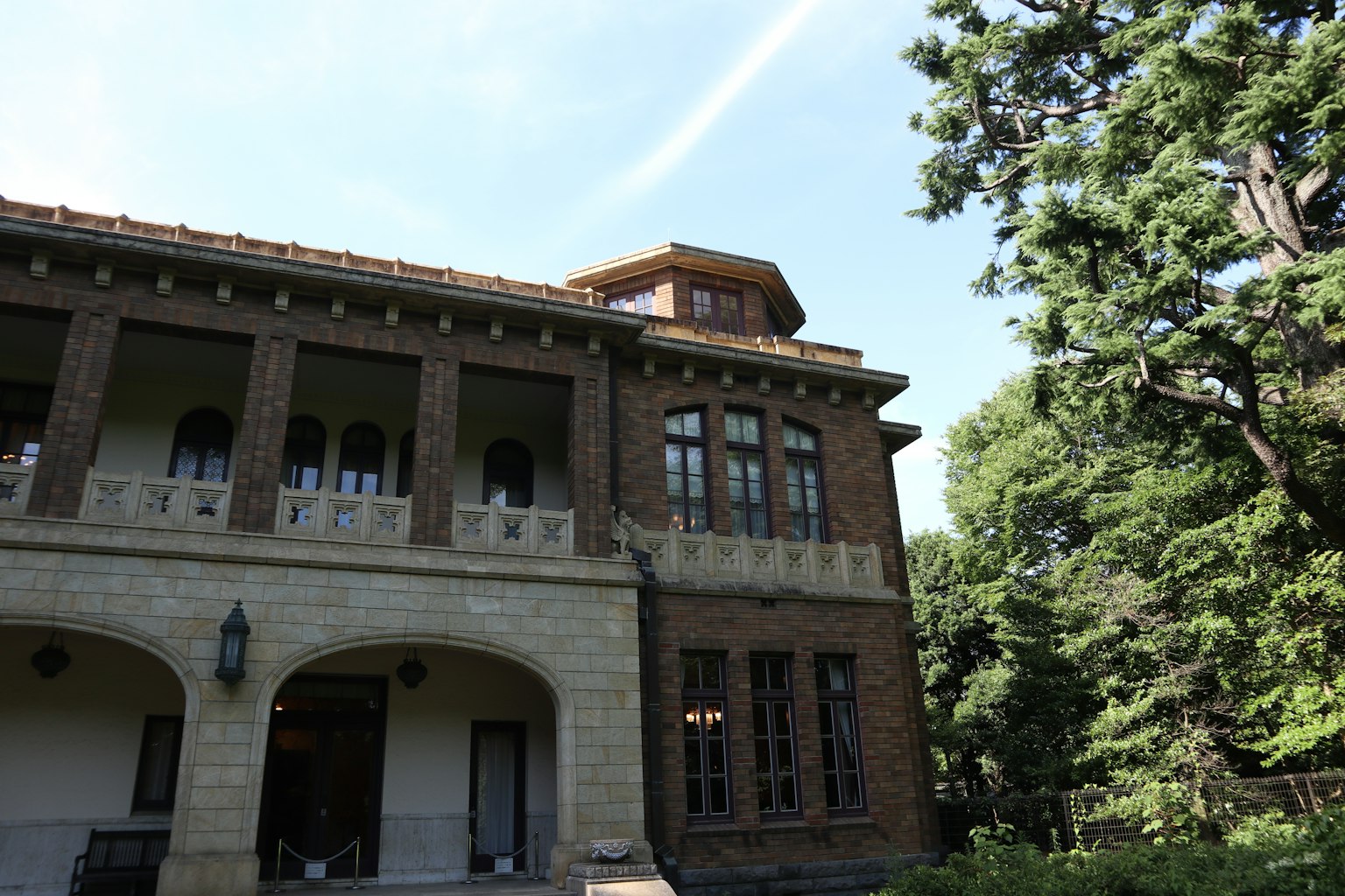 歷史建築外觀，背景為綠色樹木和藍天