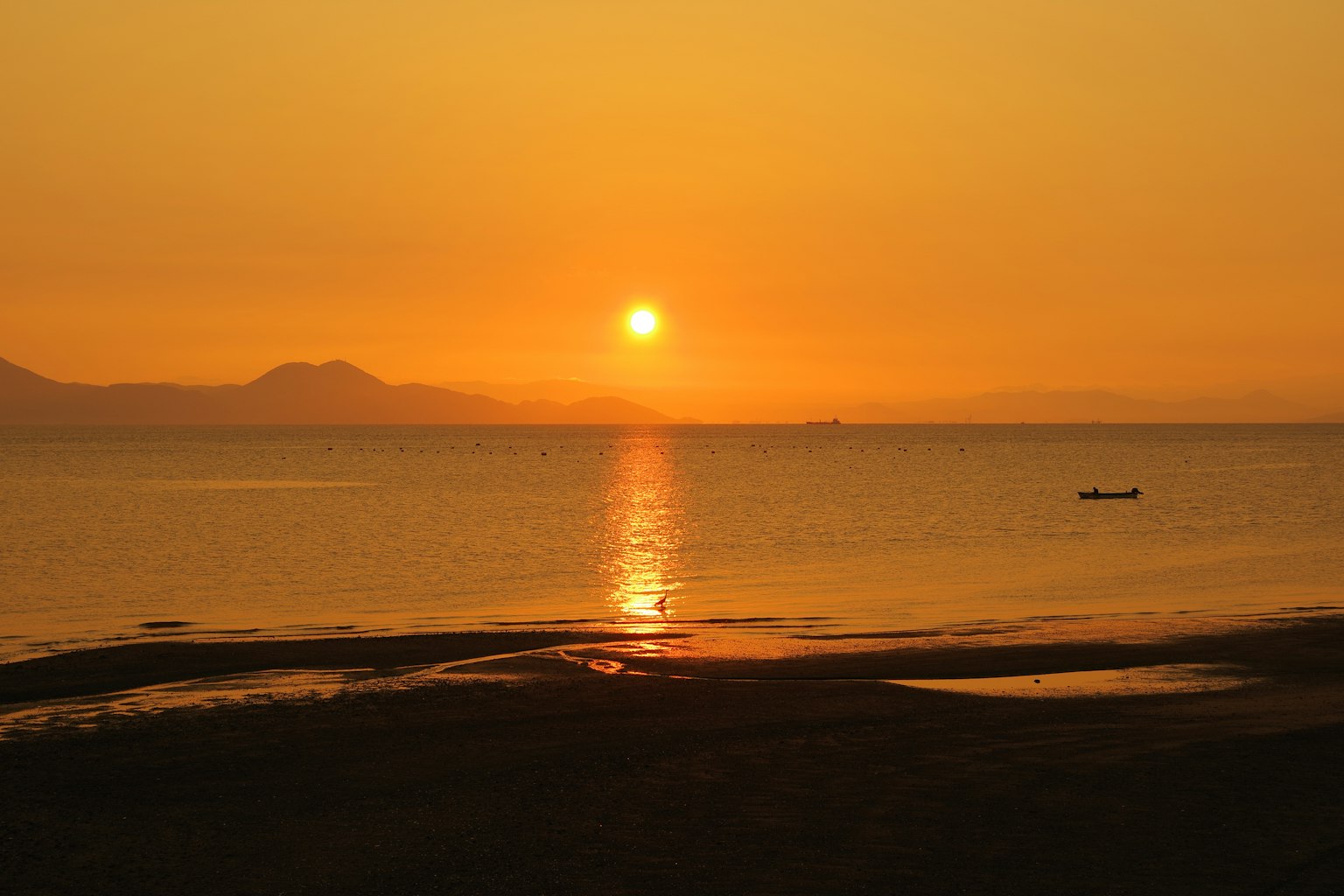 Magnifique coucher de soleil se reflétant sur la mer