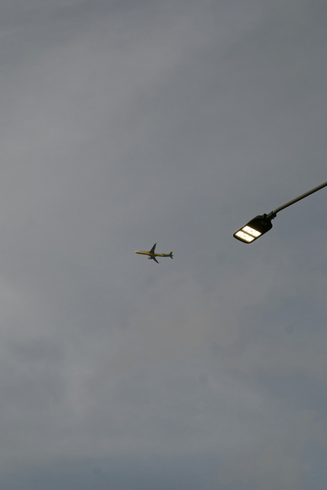 多雲天空中交錯飛行的飛機與凝結尾跡