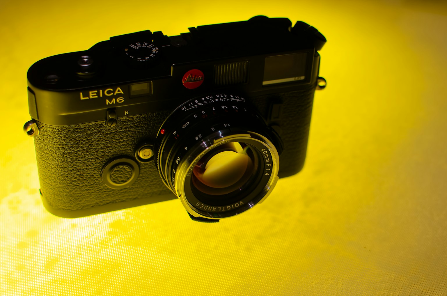 黄色背景上的LEICA M6相机特写图像