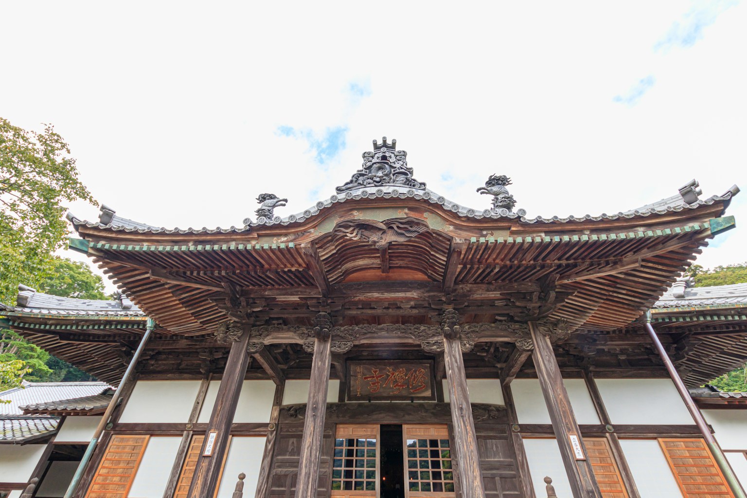 Beau temple japonais avec un toit en bois et des piliers