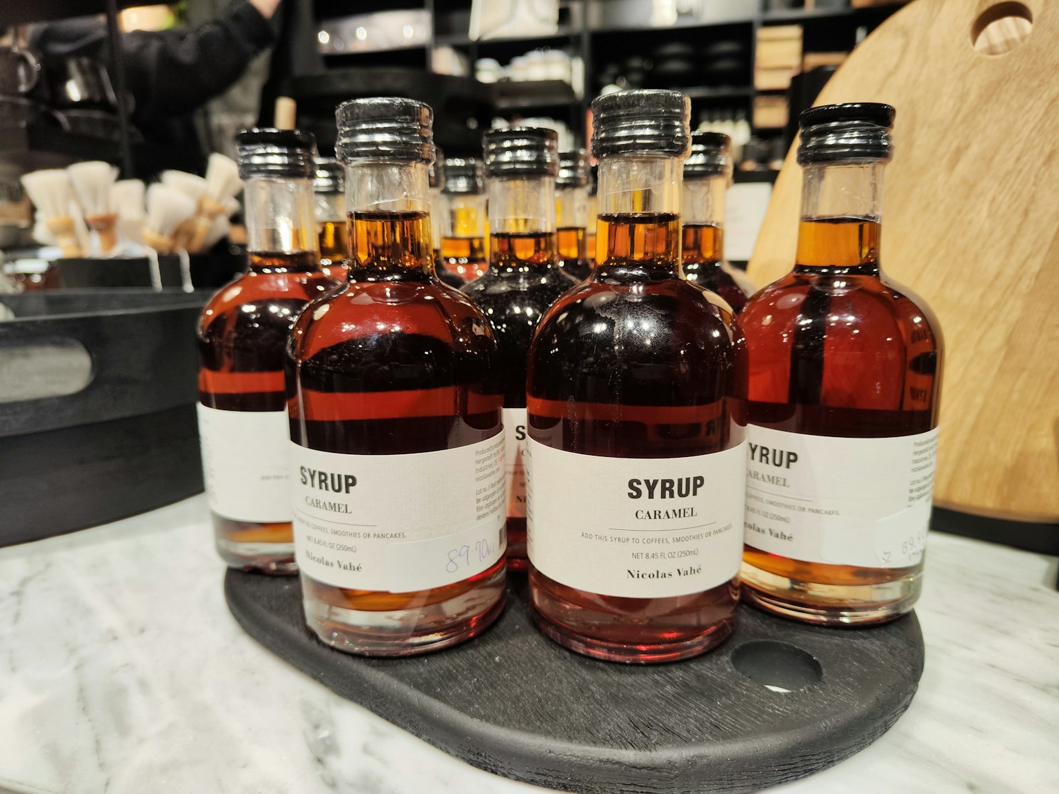 Sekumpulan botol kecil sirup dipajang di atas nampan