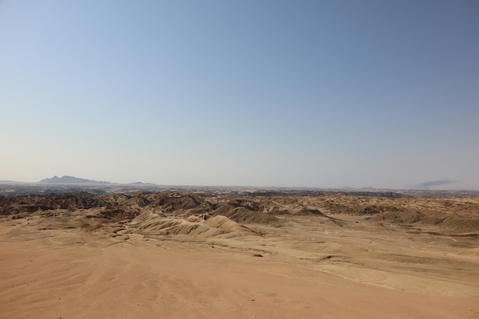 Ampio paesaggio desertico con cielo blu e dune di sabbia