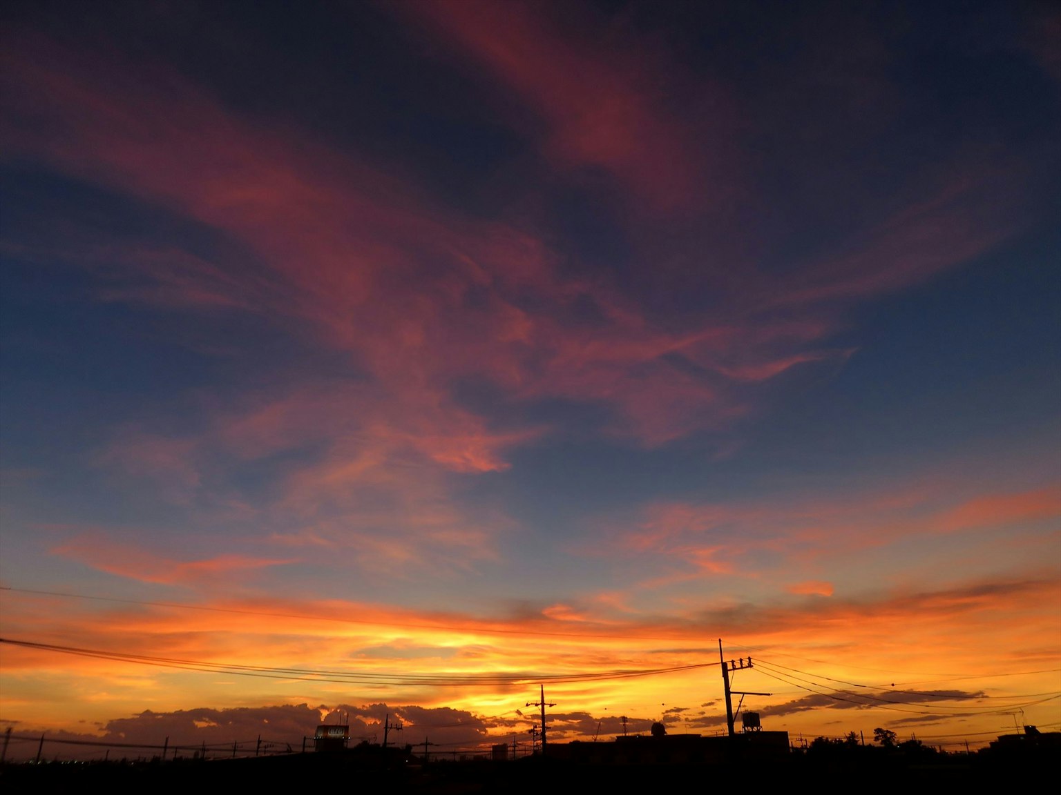 Schöner Sonnenuntergangshimmel mit orange und lila Farbtönen
