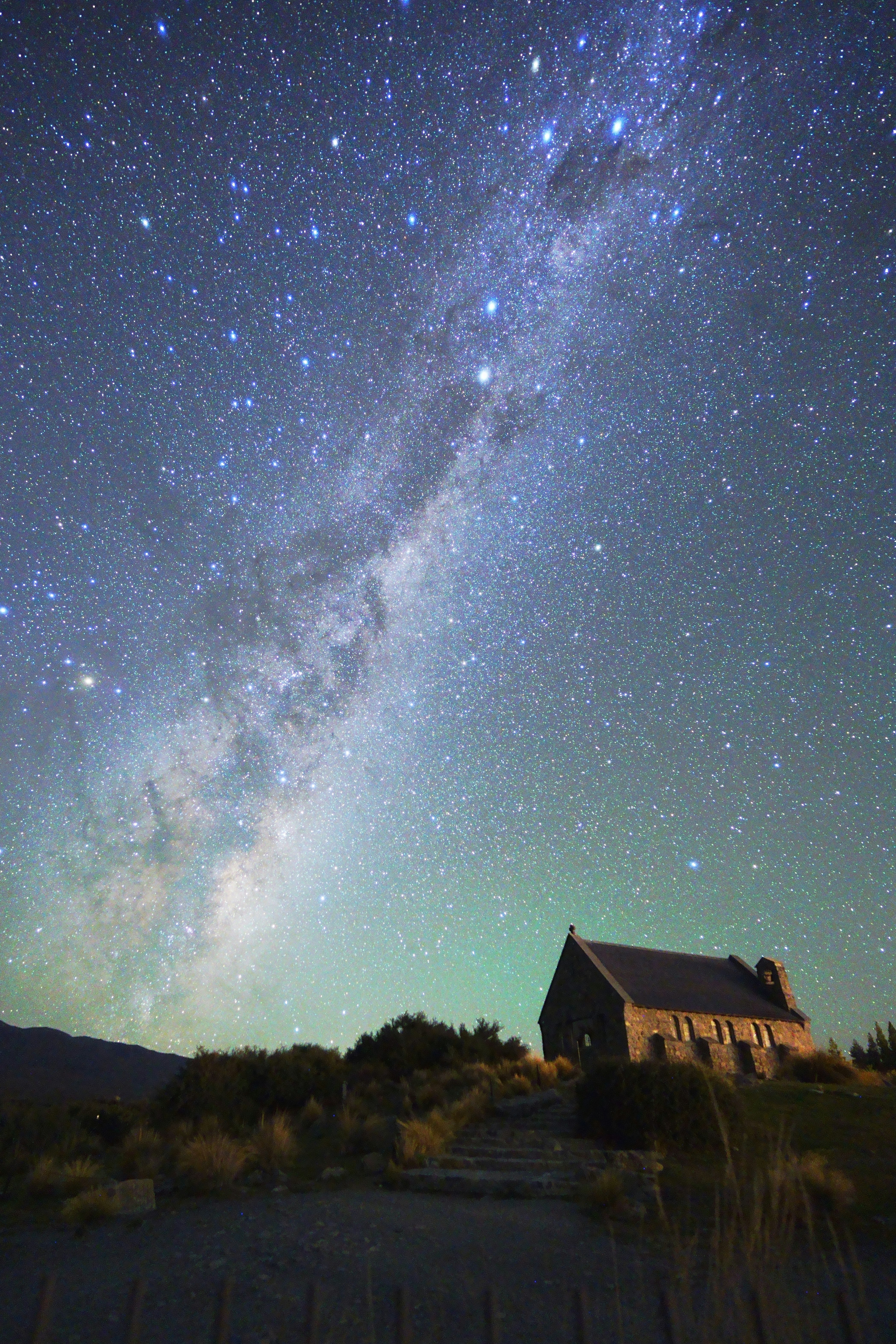 ニュージーランド・テカポ湖の夜空に広がる天の川と満天の星