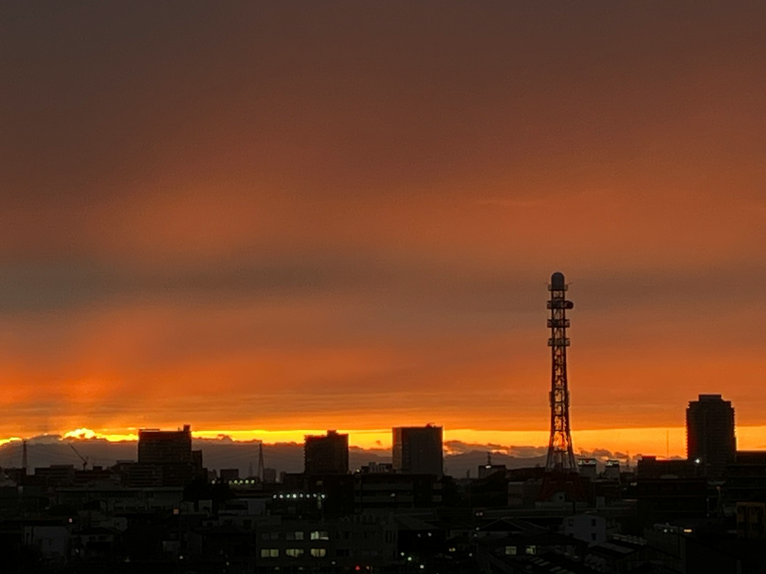 夕阳下建筑物的轮廓