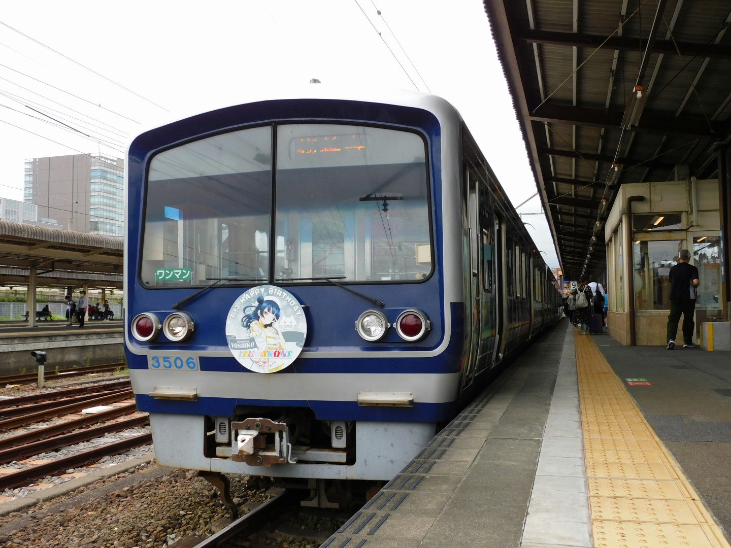 駅ホームに停車する青い電車の正面