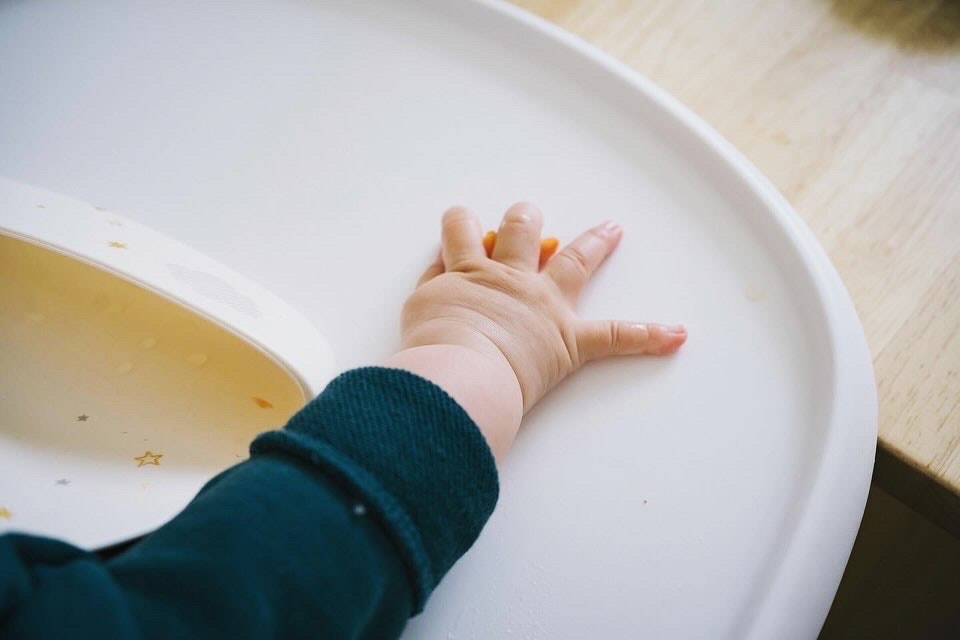 Hände in einer Schüssel zum Waschen