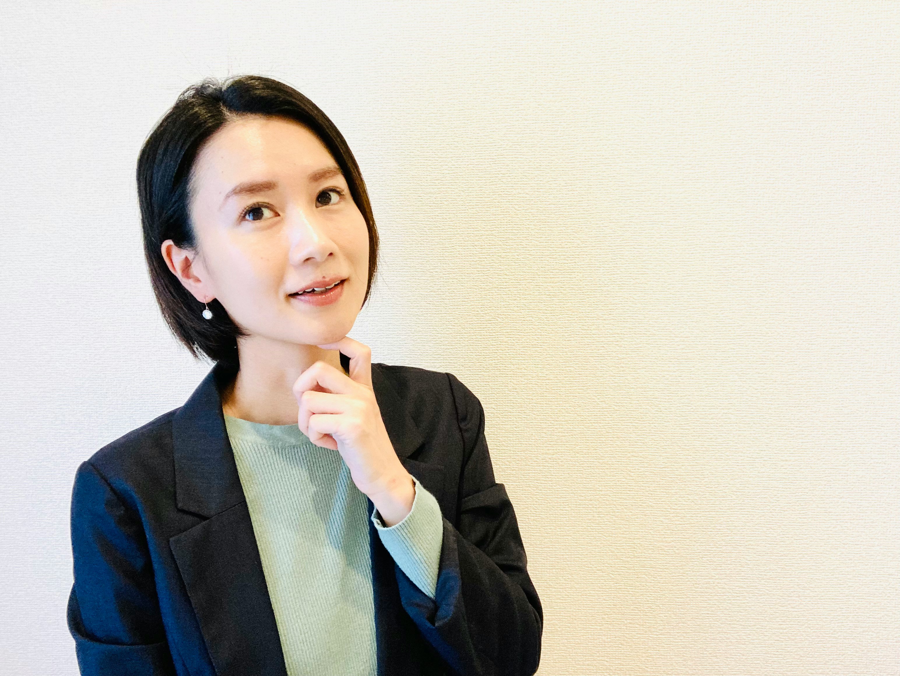 Potret wanita tersenyum dengan gaya business casual