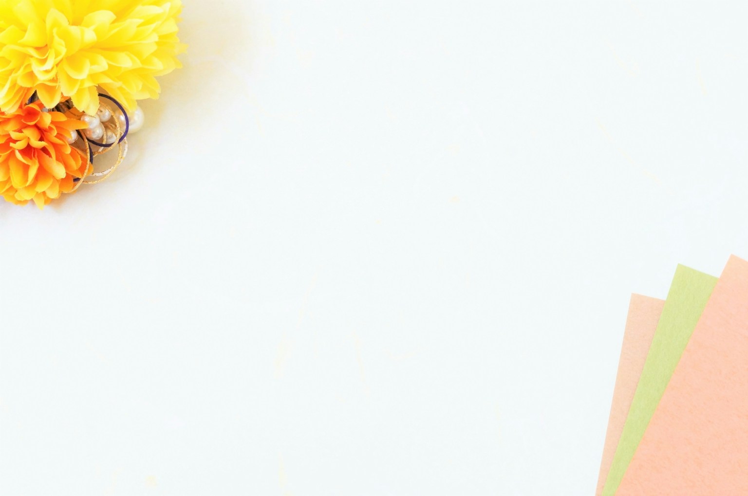 Hình ảnh có hoa vàng và cam trên nền trắng với các tờ giấy nhiều màu