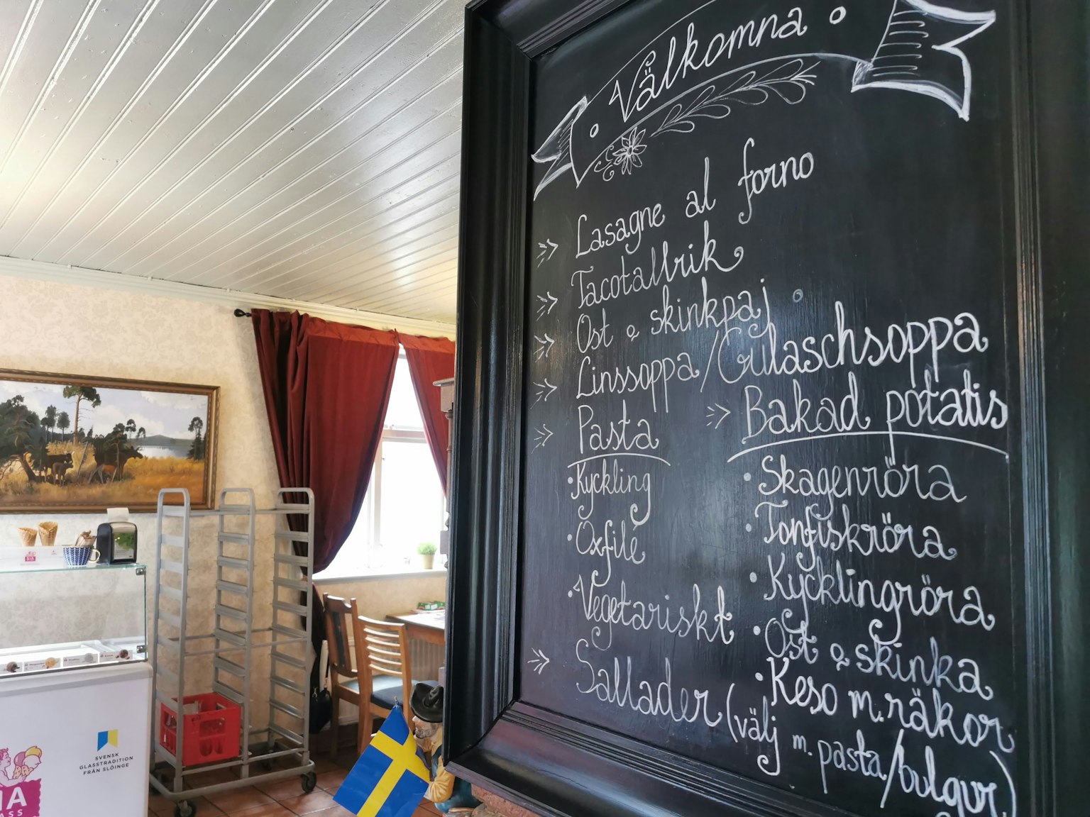 Menu au tableau noir avec message de bienvenue et plats variés