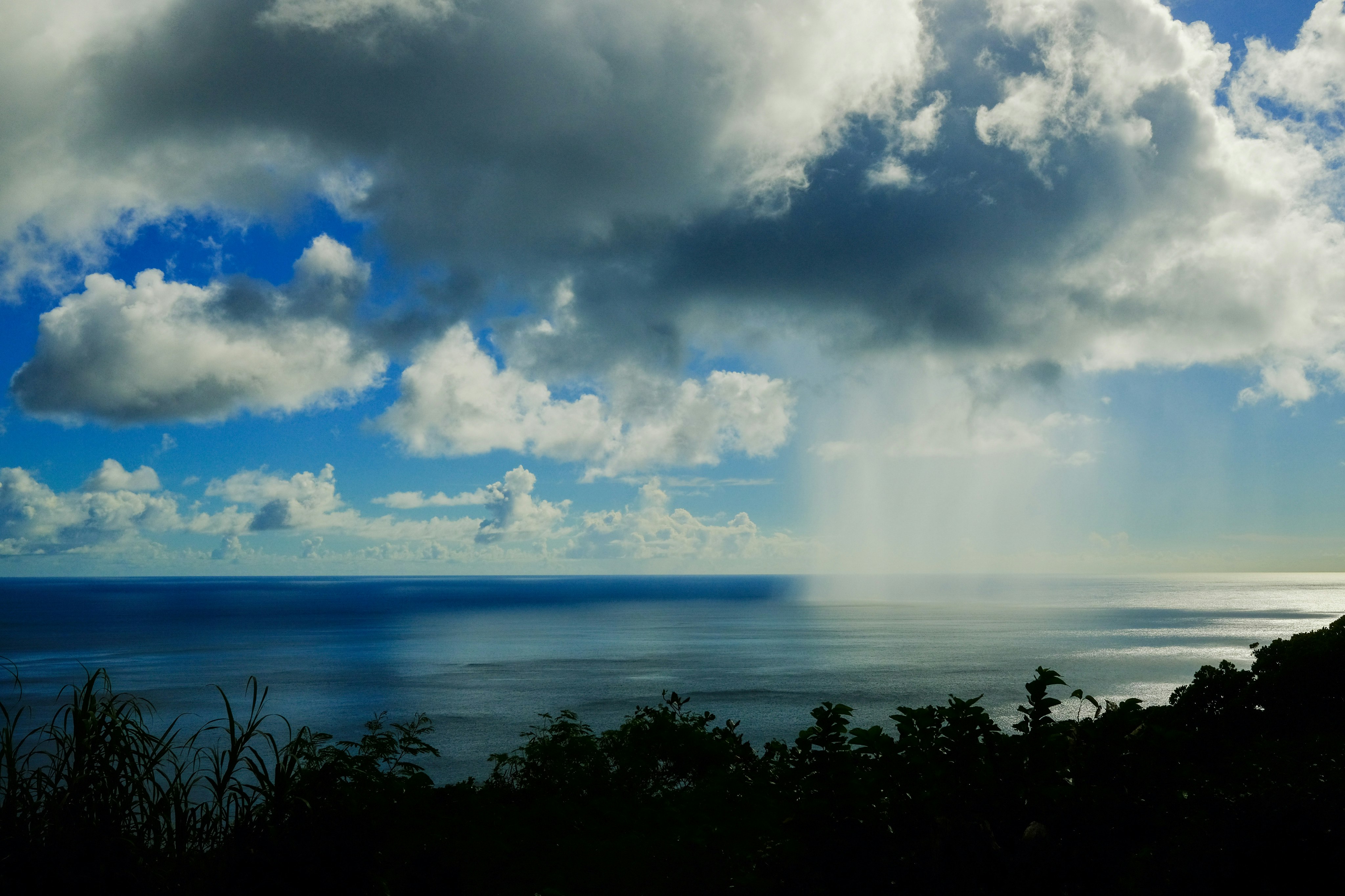 海を望む雲の多い空と水平線の景色