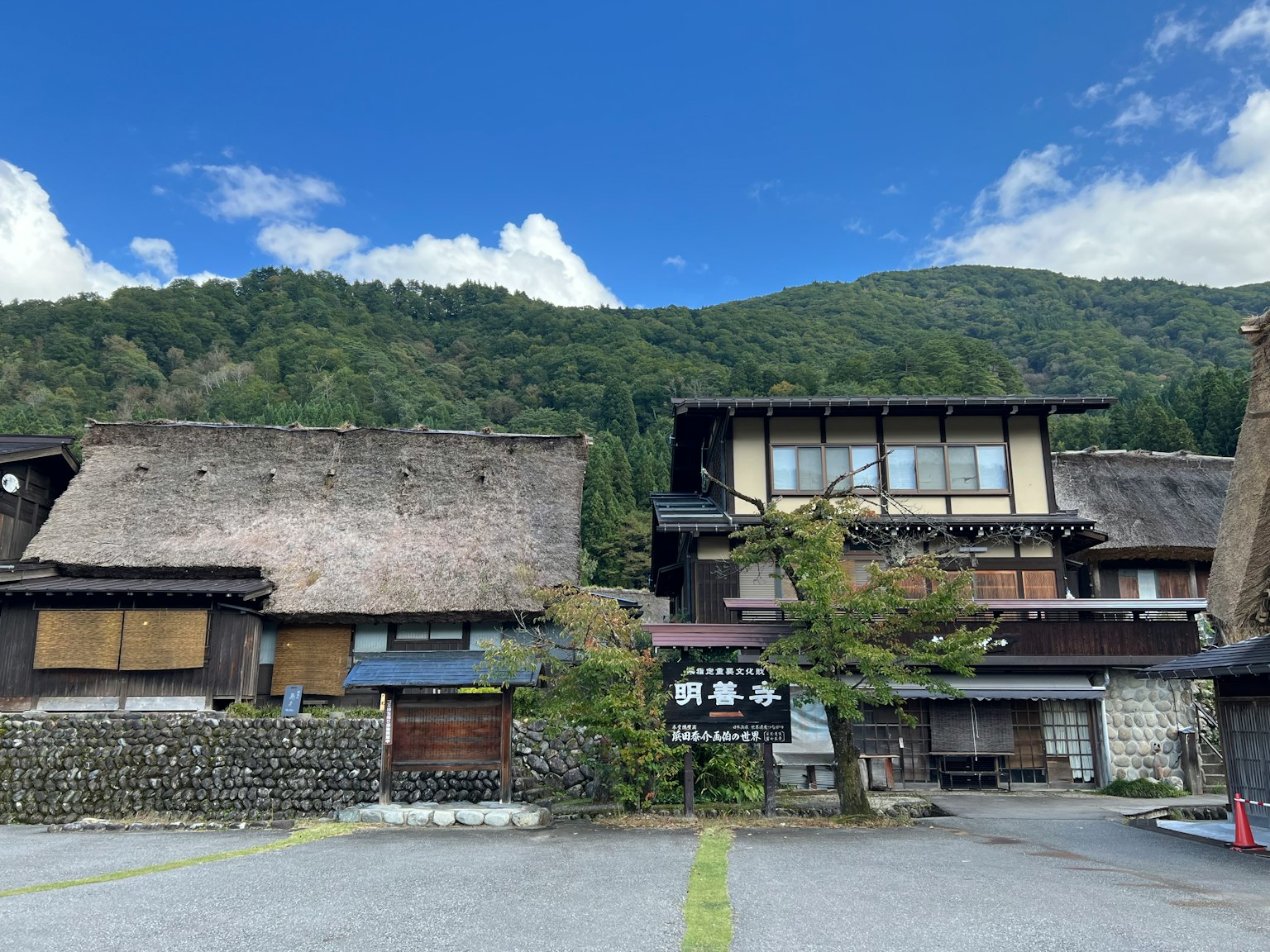 Rumah tradisional Jepang berjejer dengan latar belakang pegunungan
