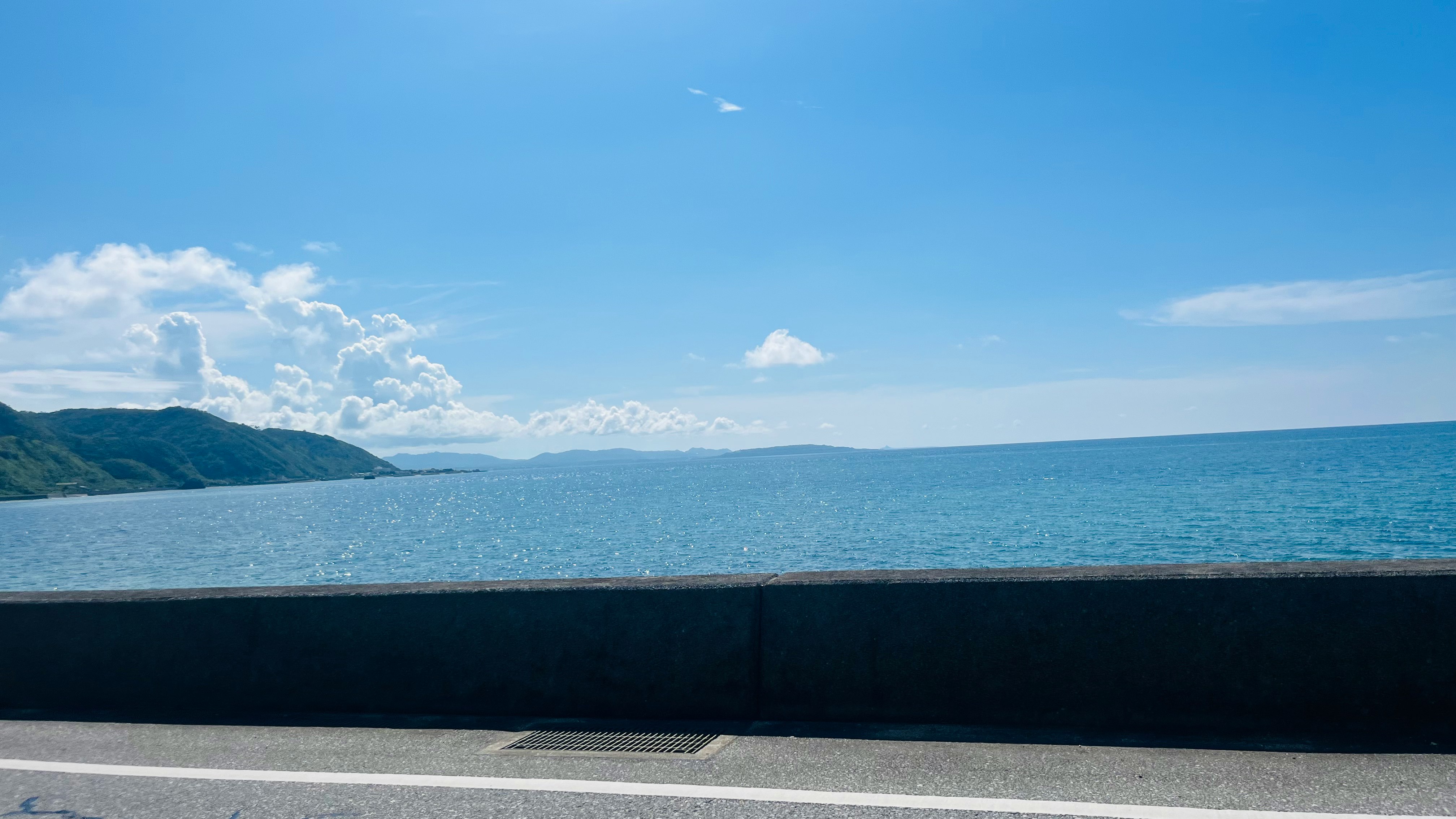 海と水平線を望む穏やかな海岸の風景