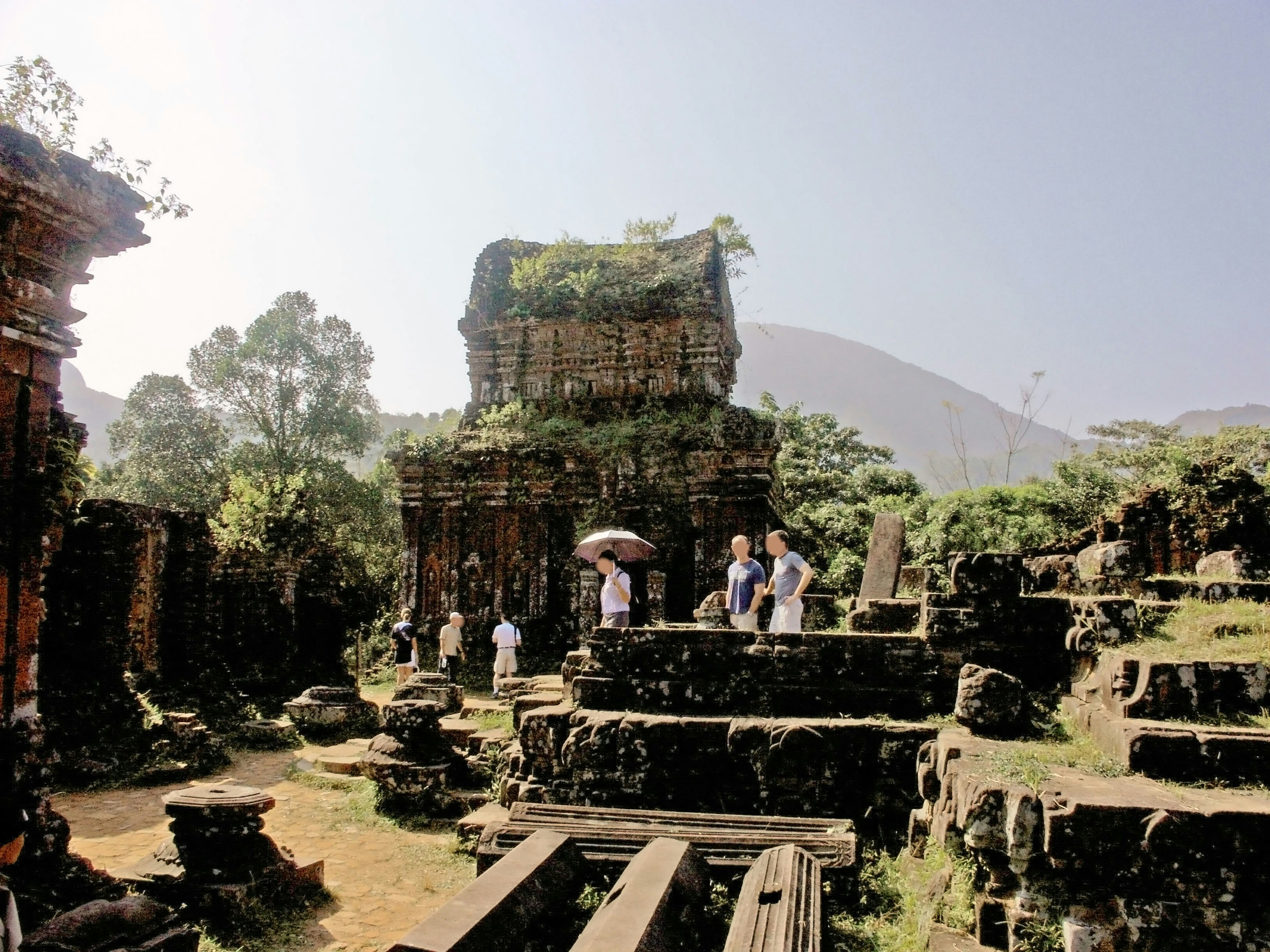 石質寺廟遺址庭院與參觀者
