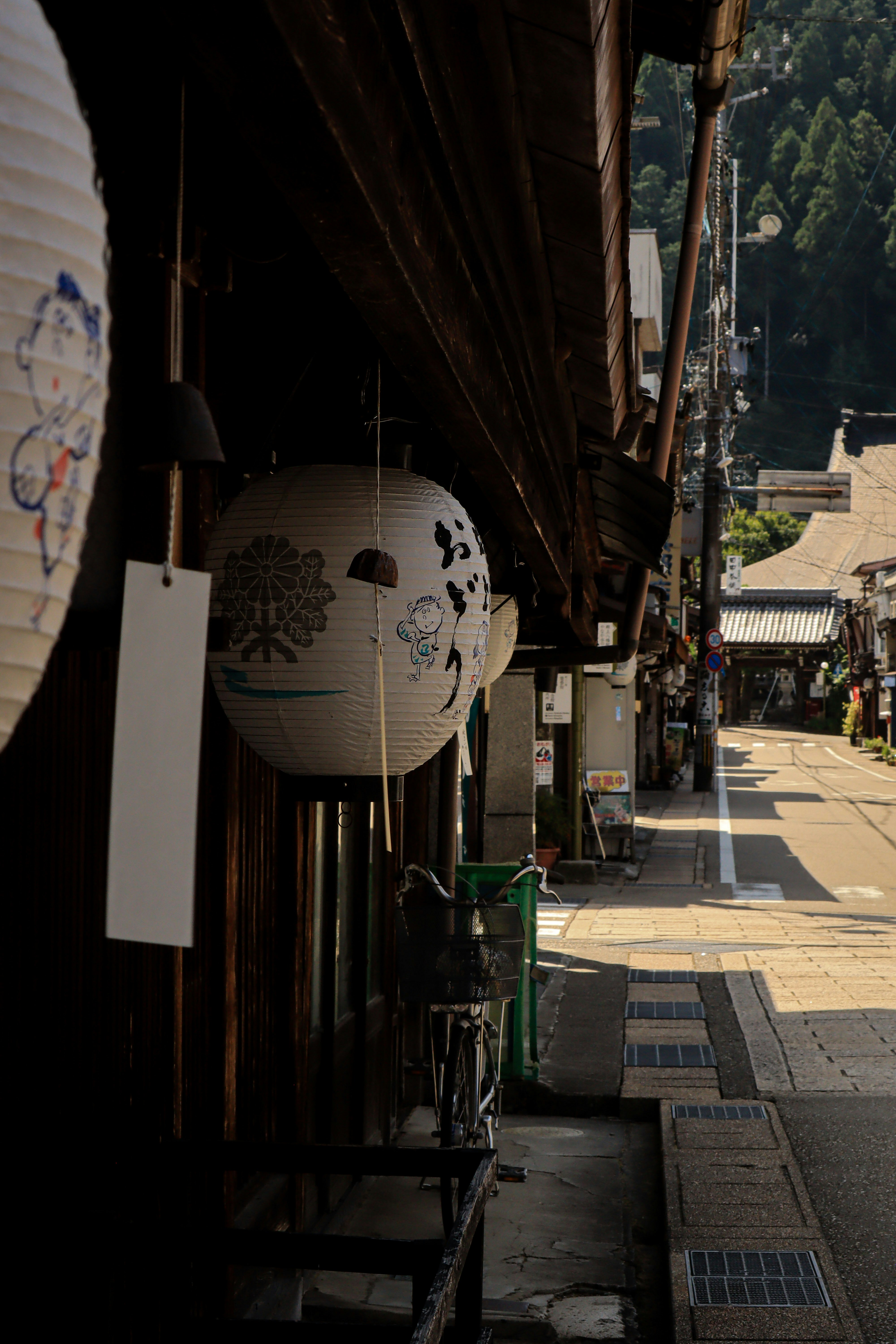 岐阜の路地に並ぶ提灯と店先の風景