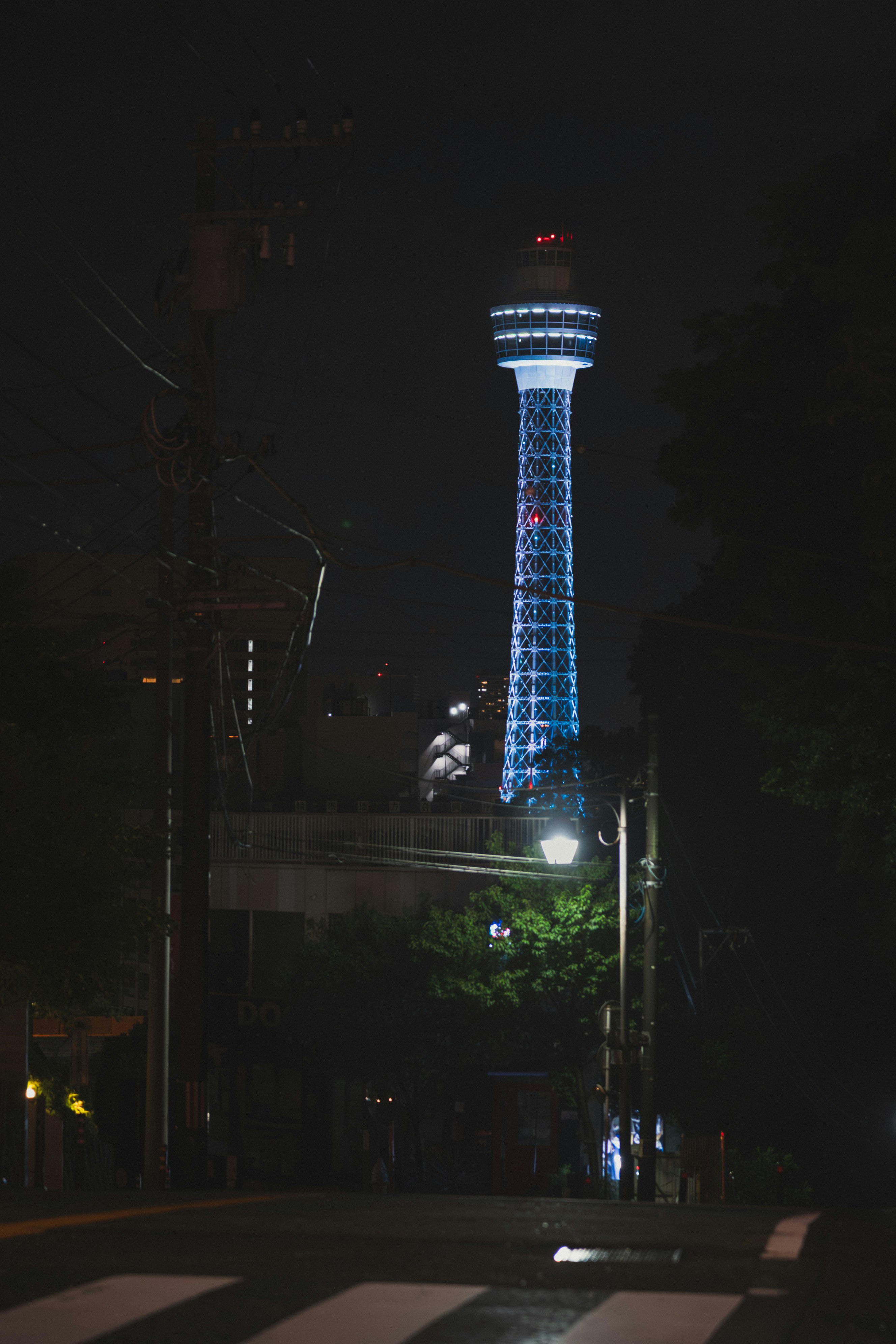 横浜の夜景にそびえるランドマークタワーのイルミネーション