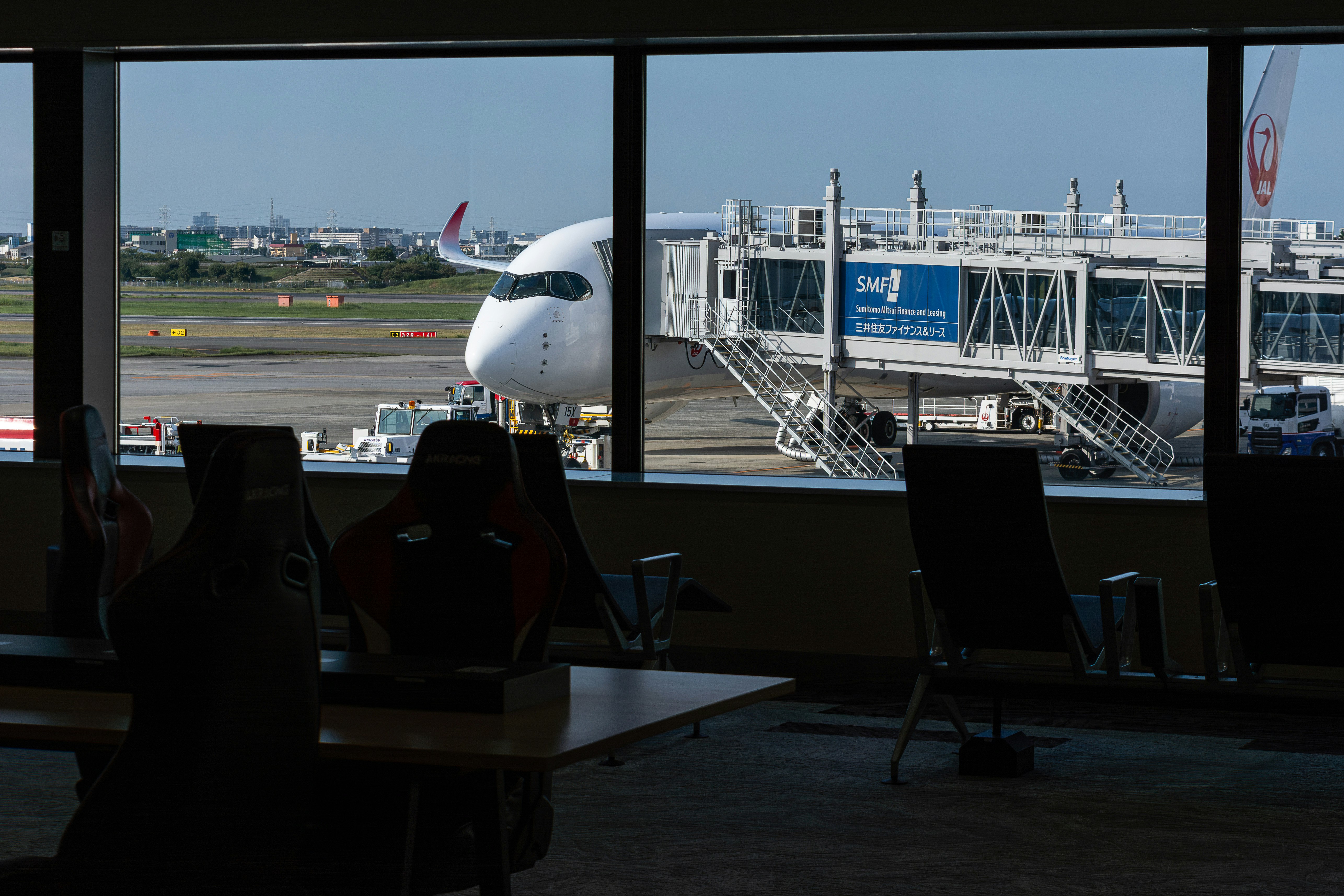 伊丹空港の搭乗エリアで見える飛行機と出発準備の椅子